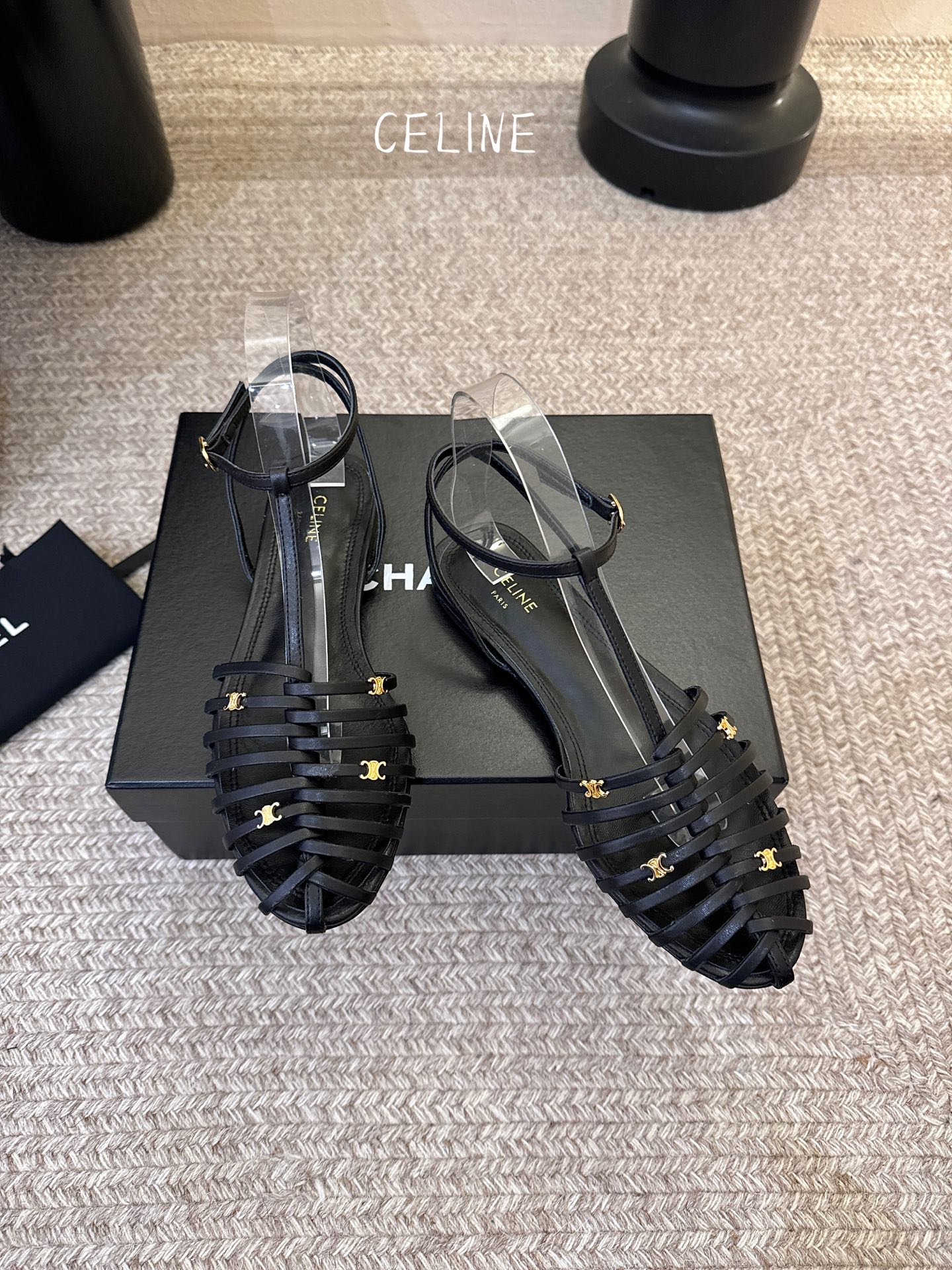 平底Celine春夏凯旋门时装鞋 柔美的露脚设计，脚踝绑带。上脚真的超级显瘦超级美 C家特定的精致凯旋门