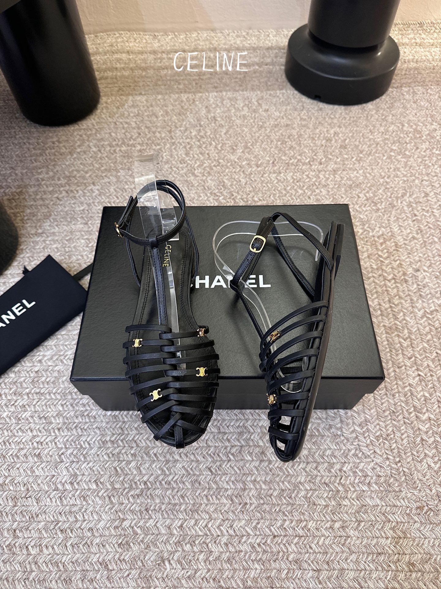 平底Celine春夏凯旋门时装鞋 柔美的露脚设计，脚踝绑带。上脚真的超级显瘦超级美 C家特定的精致凯旋门