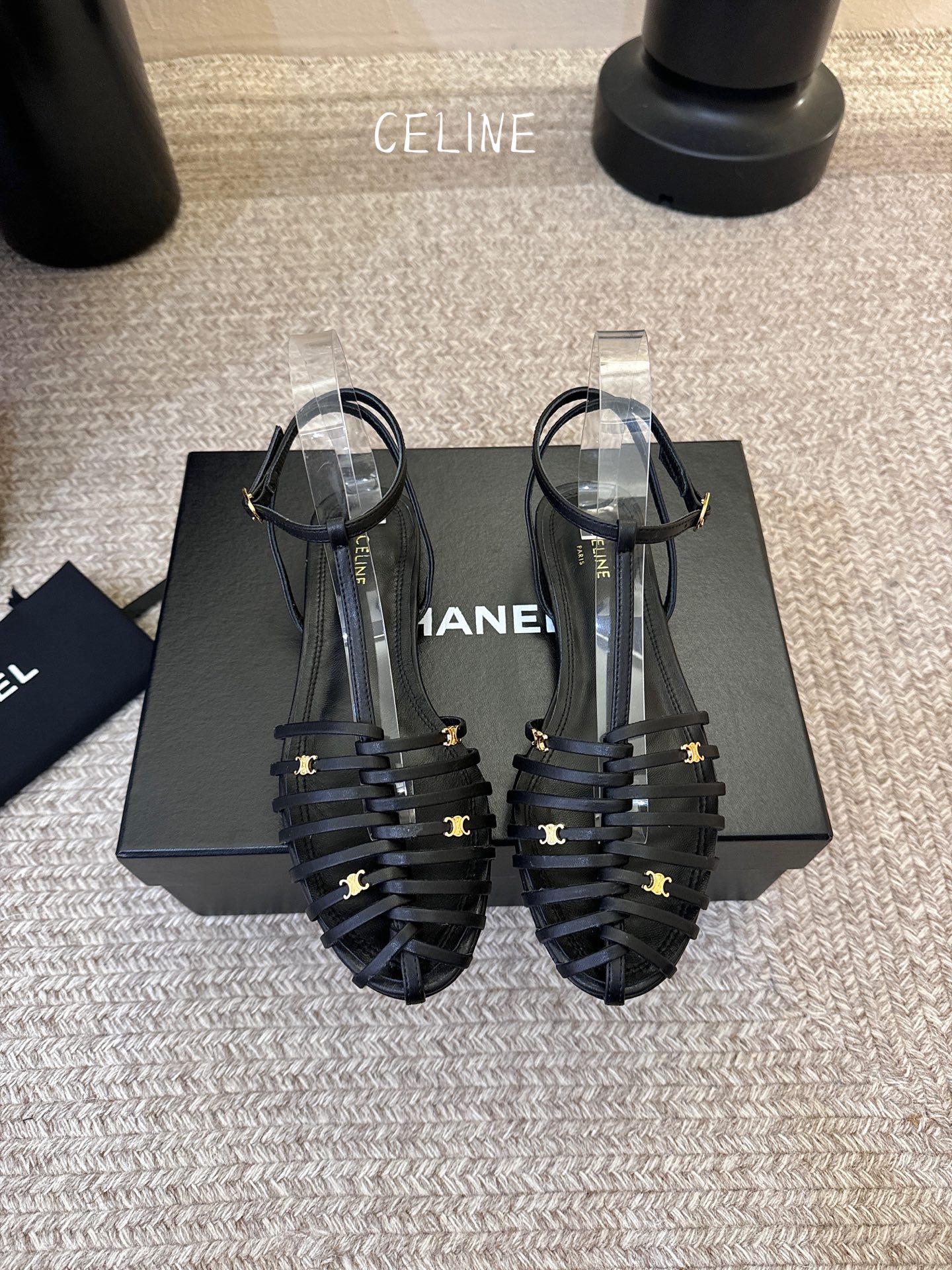 平底Celine春夏凯旋门时装鞋 柔美的露脚设计，脚踝绑带。上脚真的超级显瘦超级美 C家特定的精致凯旋门