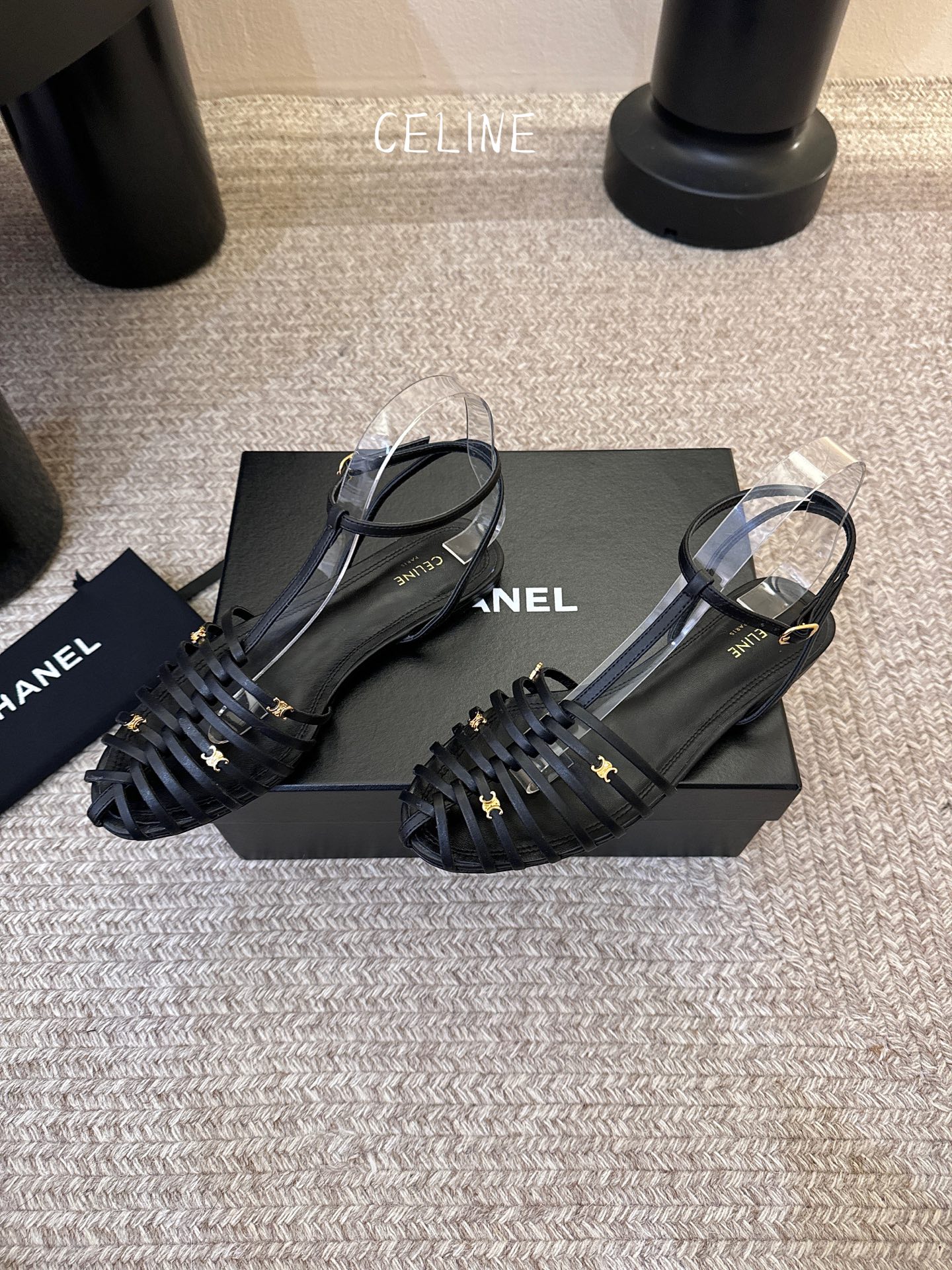 平底Celine春夏凯旋门时装鞋 柔美的露脚设计，脚踝绑带。上脚真的超级显瘦超级美 C家特定的精致凯旋门