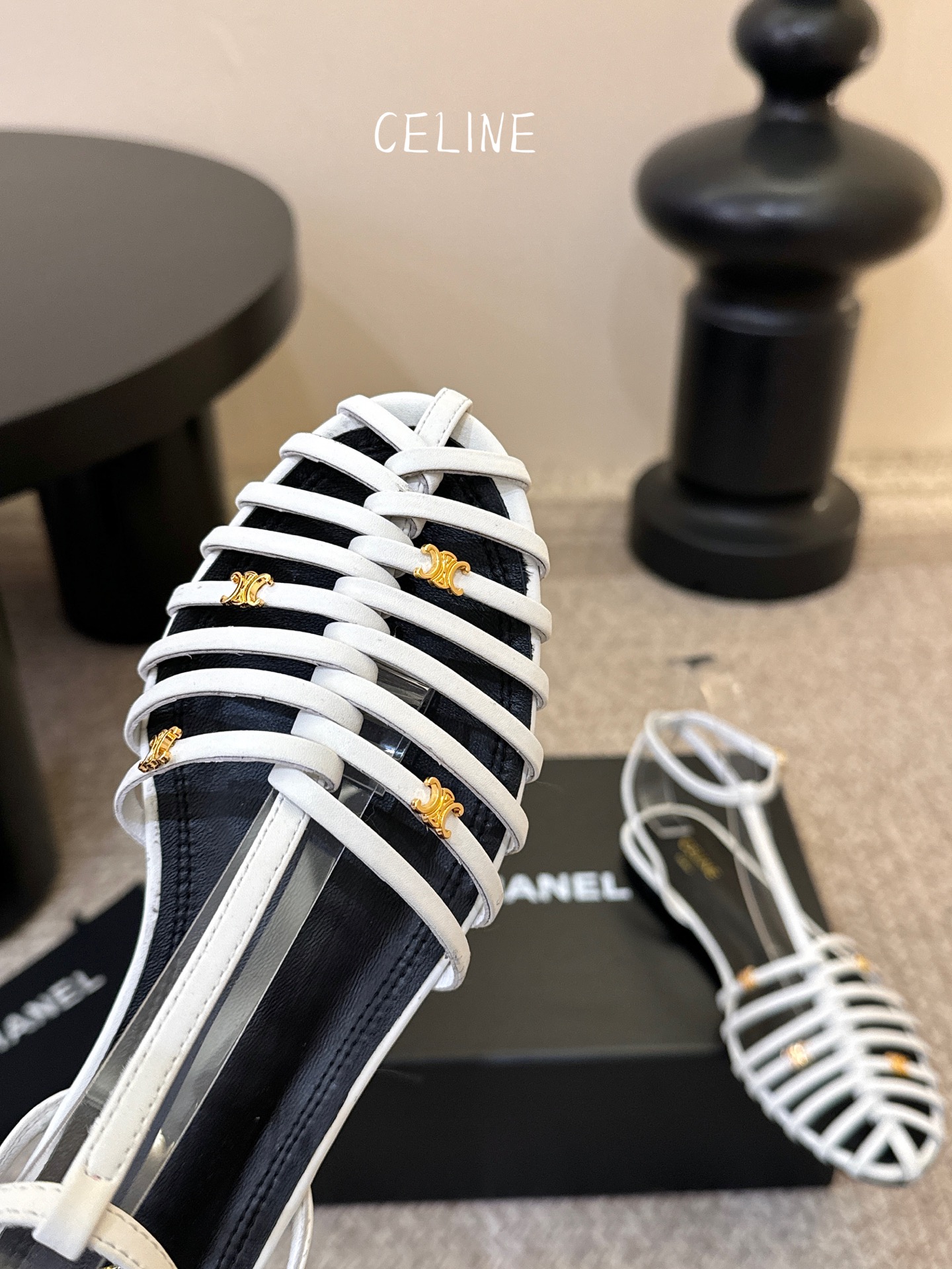 平底Celine春夏凯旋门时装鞋 柔美的露脚设计，脚踝绑带。上脚真的超级显瘦超级美 C家特定的精致凯旋门