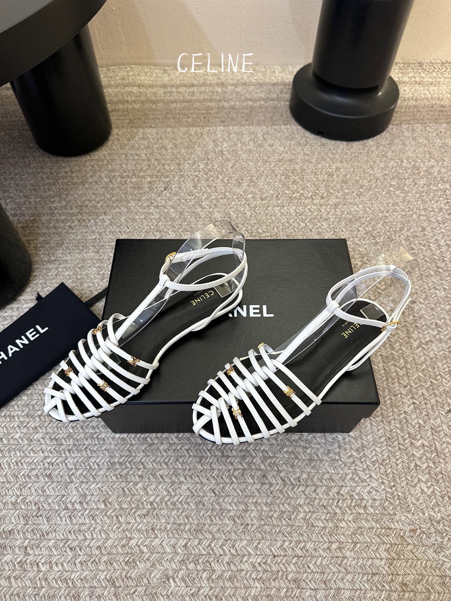 平底Celine春夏凯旋门时装鞋 柔美的露脚设计，脚踝绑带。上脚真的超级显瘦超级美 C家特定的精致凯旋门