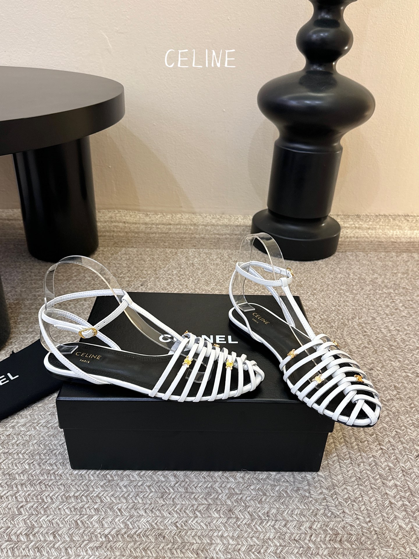 平底Celine春夏凯旋门时装鞋 柔美的露脚设计，脚踝绑带。上脚真的超级显瘦超级美 C家特定的精致凯旋门