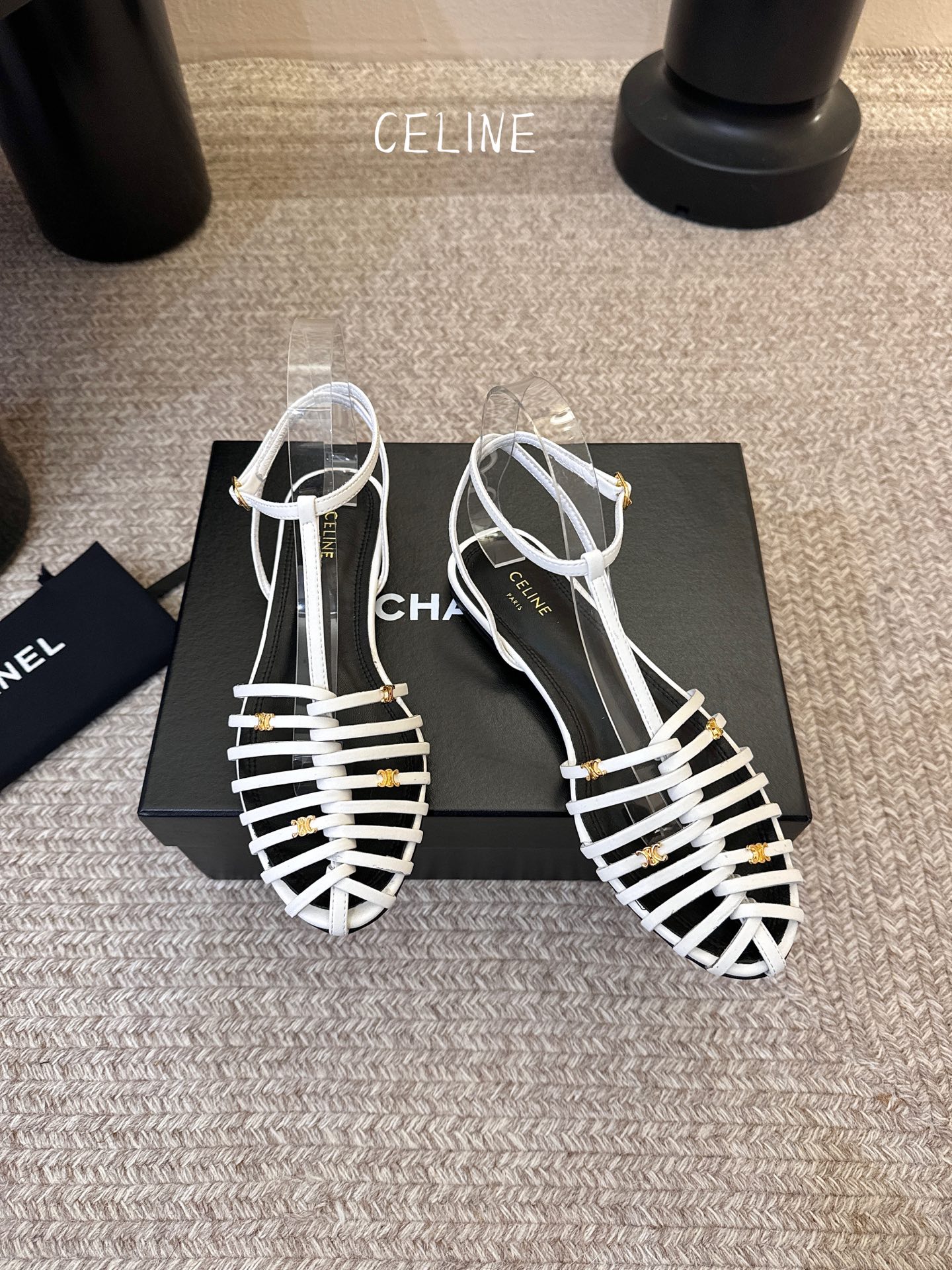 平底Celine春夏凯旋门时装鞋 柔美的露脚设计，脚踝绑带。上脚真的超级显瘦超级美 C家特定的精致凯旋门