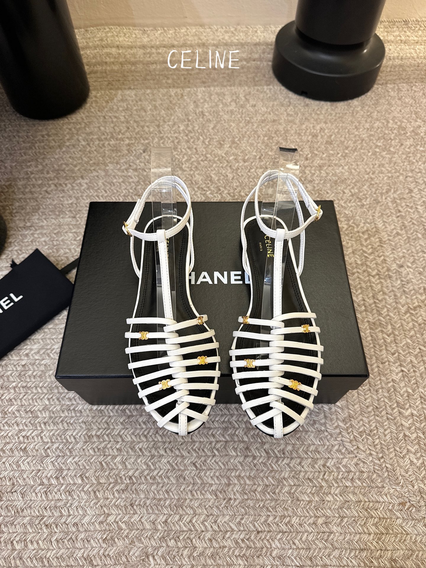 NO:789217,Flat-soled Celine spring and summer Arc de Triomphe fashion shoes, soft open-foot design, ankle straps. The upper foot is really super slim and beautiful. The exquisite Arc de Triomphe logo specific to the C family is so beautiful. Original calfskin for the upper. Top-grade mixed sheepskin for the lining/foot pads. Italian genuine cowhide outsole Size 35-40, sandals, celine, chanel, sandals, cowhide, sheepskin19860909平底 Celine春夏凯旋门时装鞋 柔美的露脚设计,脚踝绑带. 上脚真的超级显瘦超级美 C家特定的精致凯旋门logo 好看到爆 鞋面原版小牛皮 内里/垫脚采用顶级混种羊皮 意大利真牛皮大底 Size35-40,凉鞋,celine,chanel,sandals,cowhide,sheepskin,Women's Shoes