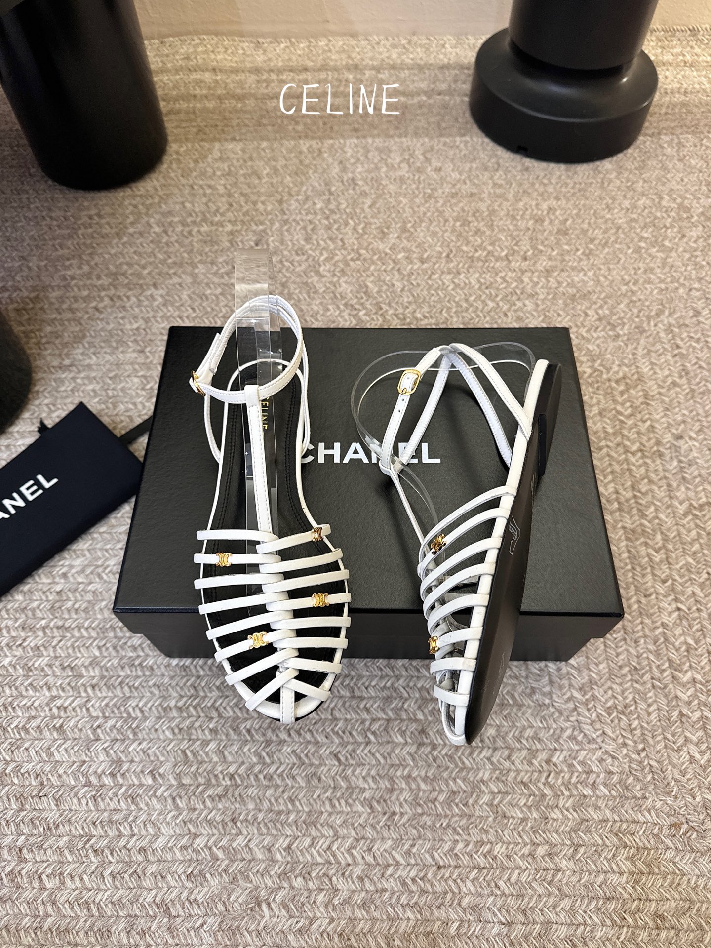 平底Celine春夏凯旋门时装鞋 柔美的露脚设计，脚踝绑带。上脚真的超级显瘦超级美 C家特定的精致凯旋门