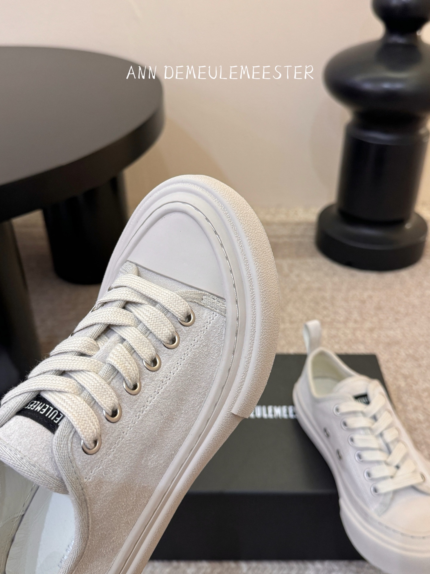 ANNDEMEULEMEESTE* 早春新款贝壳头帆布鞋这双厚底贝壳头帆布鞋，是无数明星、博主的日常穿搭