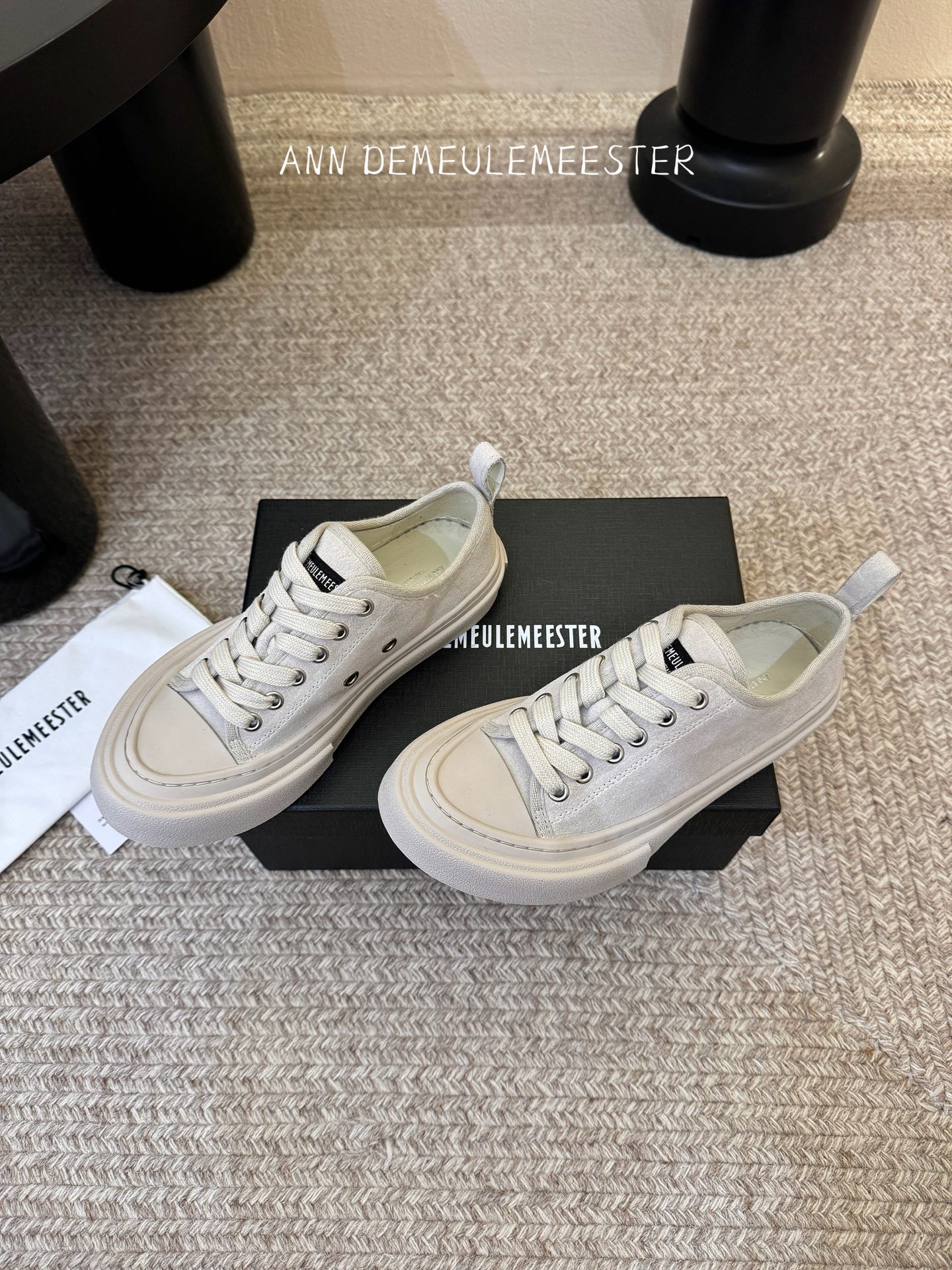 ANNDEMEULEMEESTE* 早春新款贝壳头帆布鞋这双厚底贝壳头帆布鞋，是无数明星、博主的日常穿搭