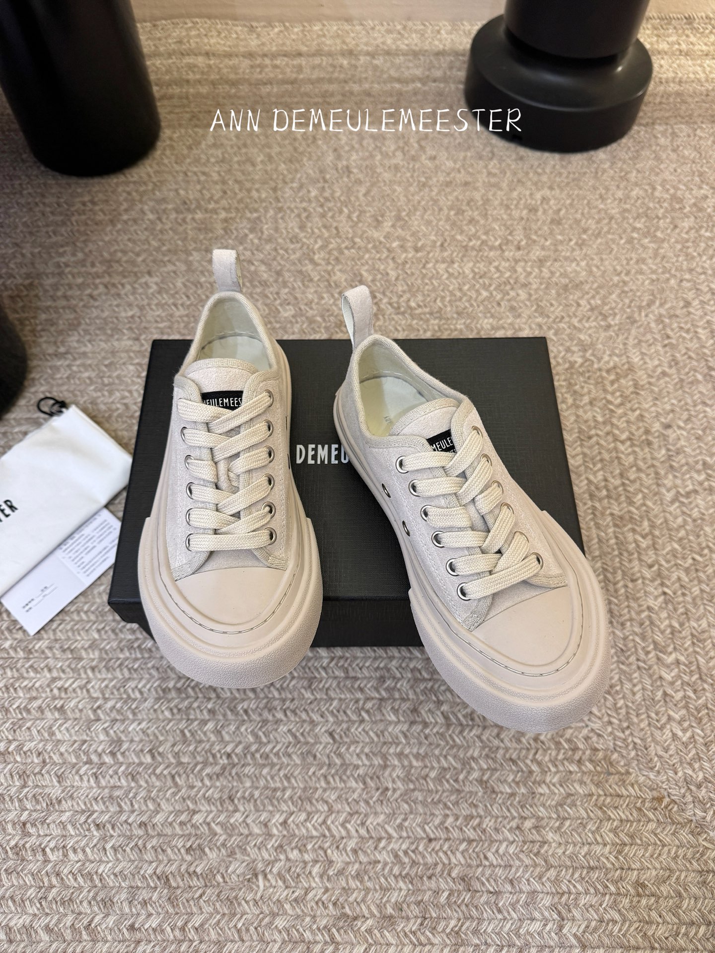ANNDEMEULEMEESTE* 早春新款贝壳头帆布鞋这双厚底贝壳头帆布鞋，是无数明星、博主的日常穿搭
