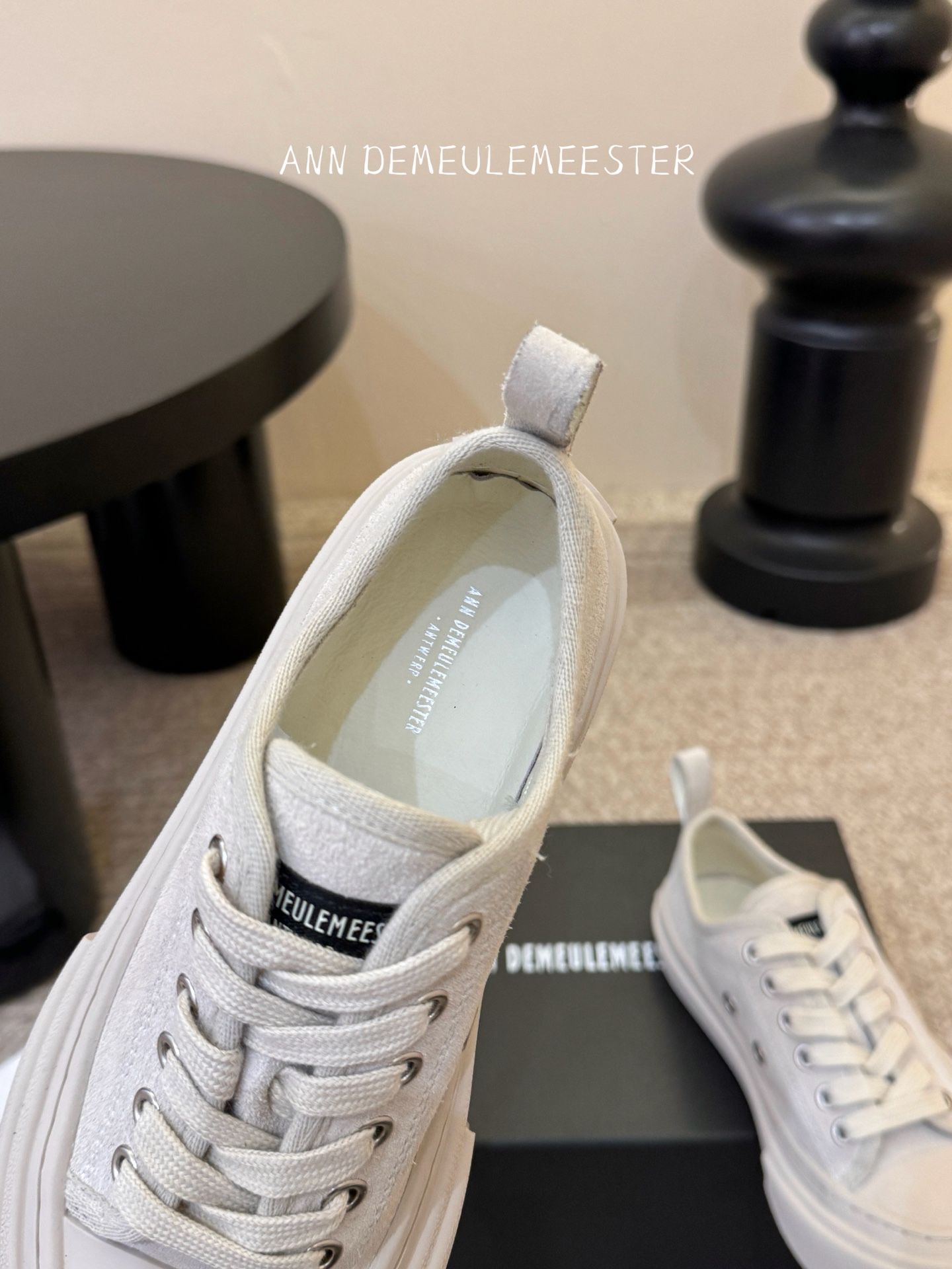 ANNDEMEULEMEESTE* 早春新款贝壳头帆布鞋这双厚底贝壳头帆布鞋，是无数明星、博主的日常穿搭