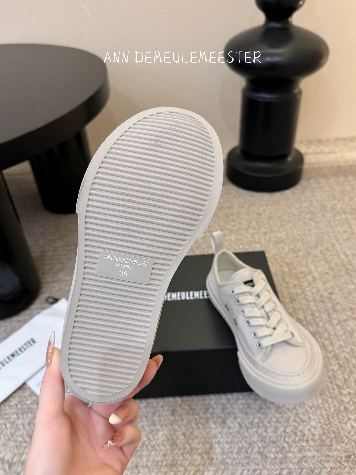 ANNDEMEULEMEESTE* 早春新款贝壳头帆布鞋这双厚底贝壳头帆布鞋，是无数明星、博主的日常穿搭