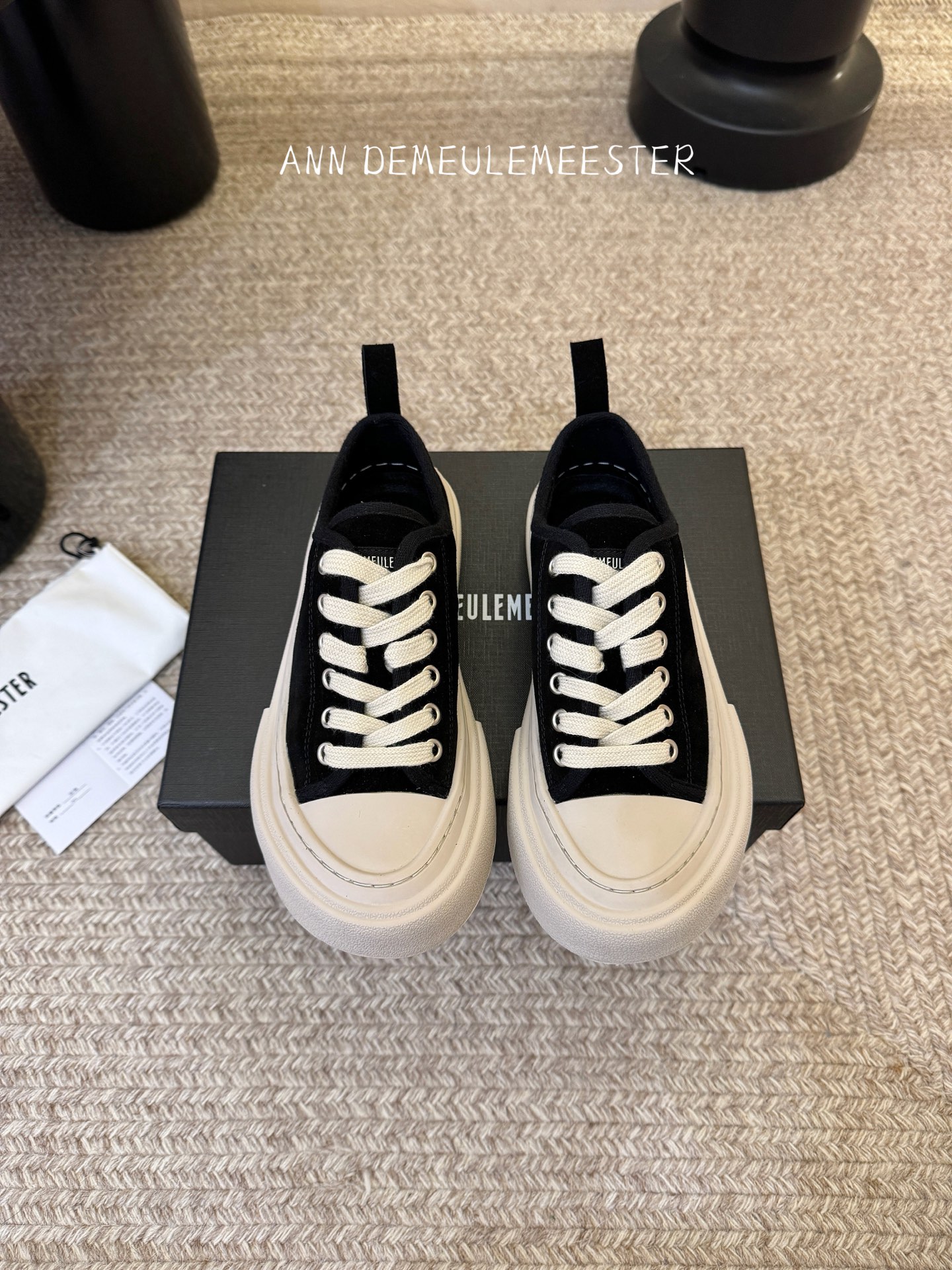 ANNDEMEULEMEESTE* 早春新款贝壳头帆布鞋这双厚底贝壳头帆布鞋，是无数明星、博主的日常穿搭