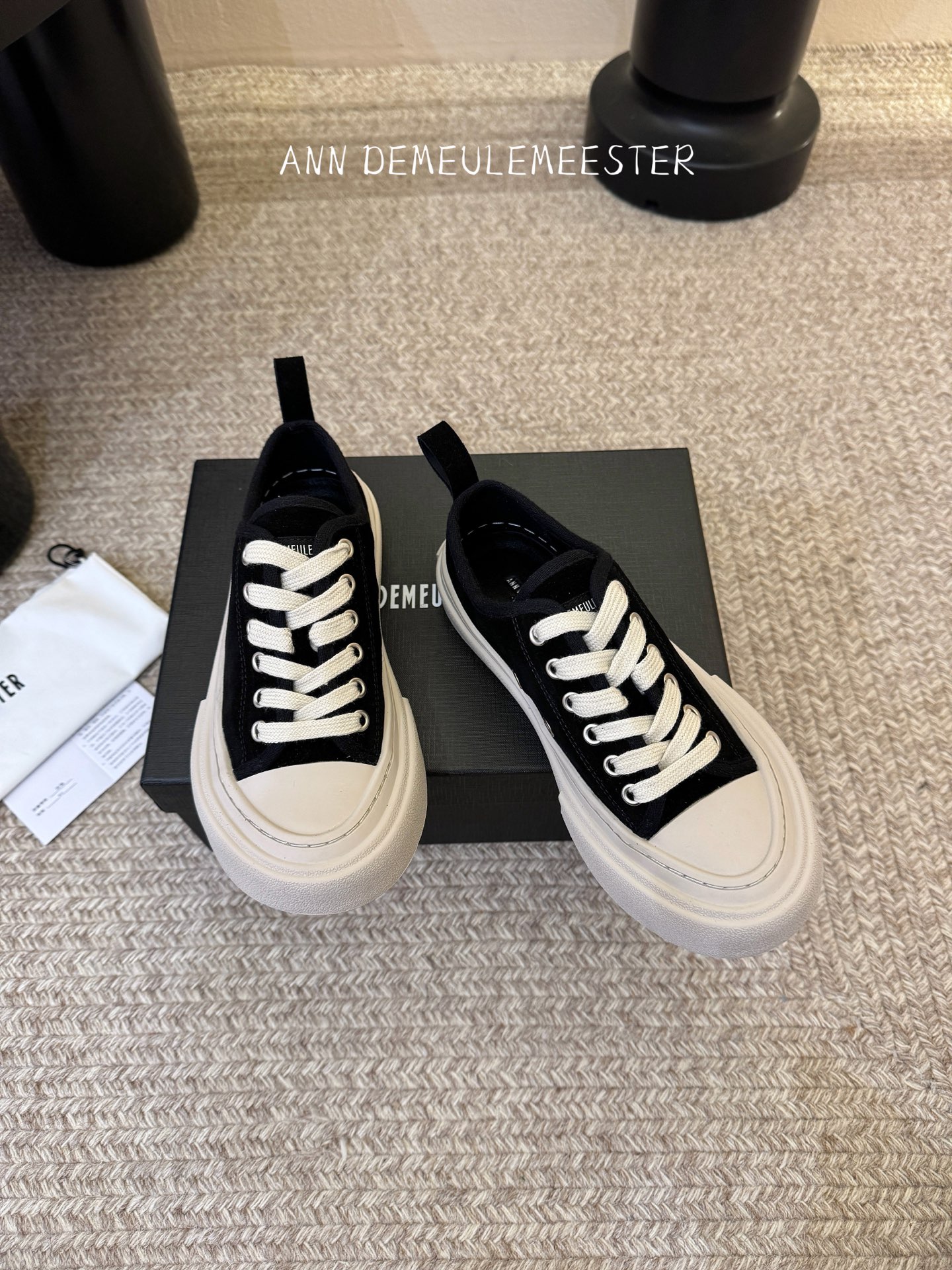 ANNDEMEULEMEESTE* 早春新款贝壳头帆布鞋这双厚底贝壳头帆布鞋，是无数明星、博主的日常穿搭