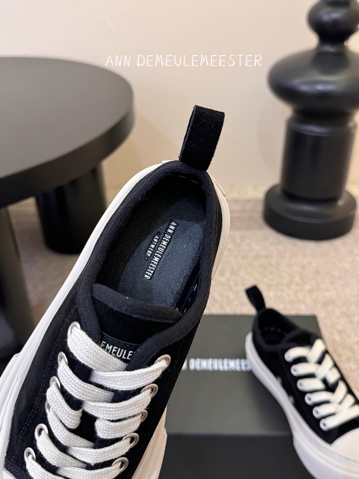 ANNDEMEULEMEESTE* 早春新款贝壳头帆布鞋这双厚底贝壳头帆布鞋，是无数明星、博主的日常穿搭