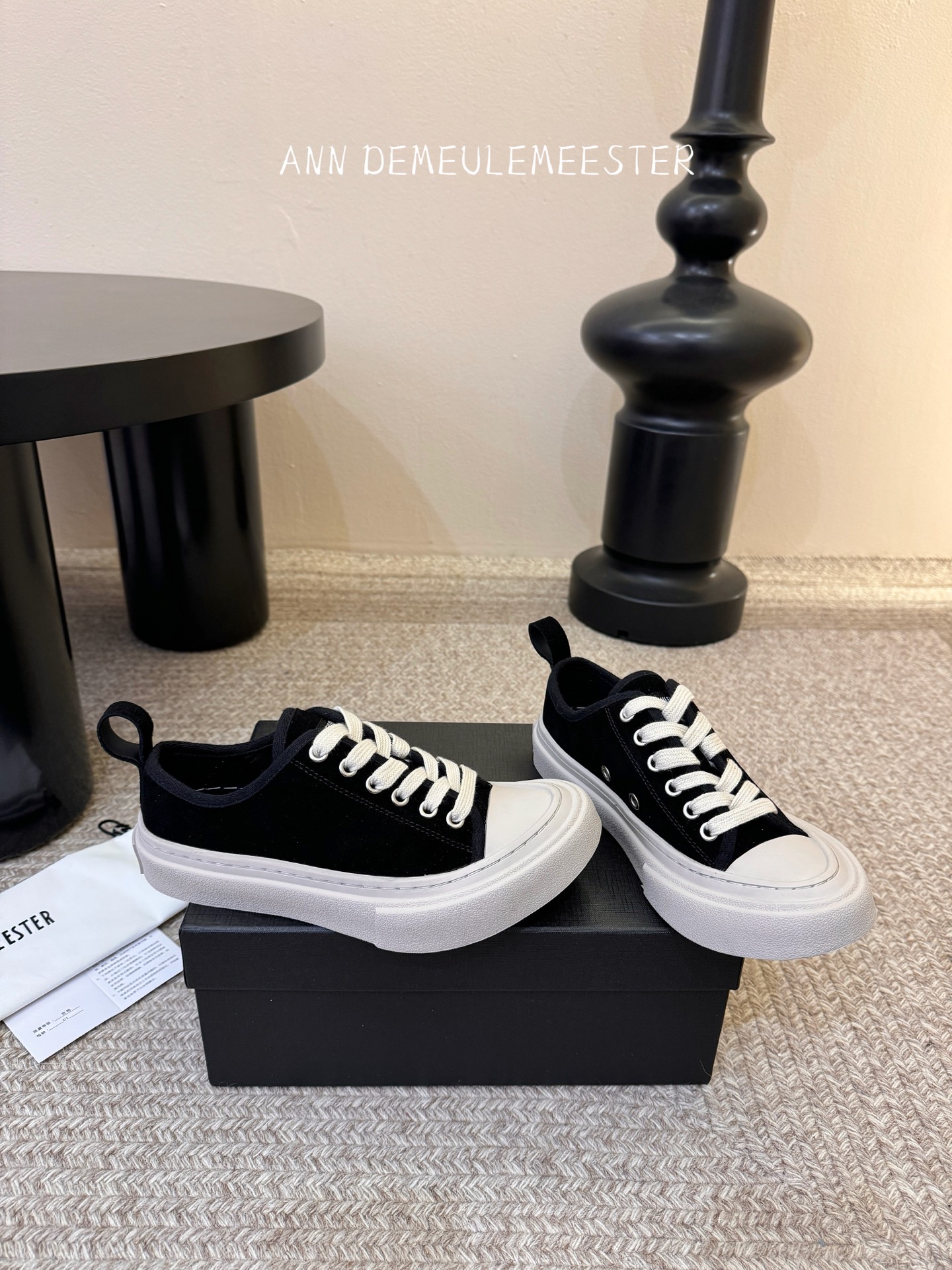 ANNDEMEULEMEESTE* 早春新款贝壳头帆布鞋这双厚底贝壳头帆布鞋，是无数明星、博主的日常穿搭