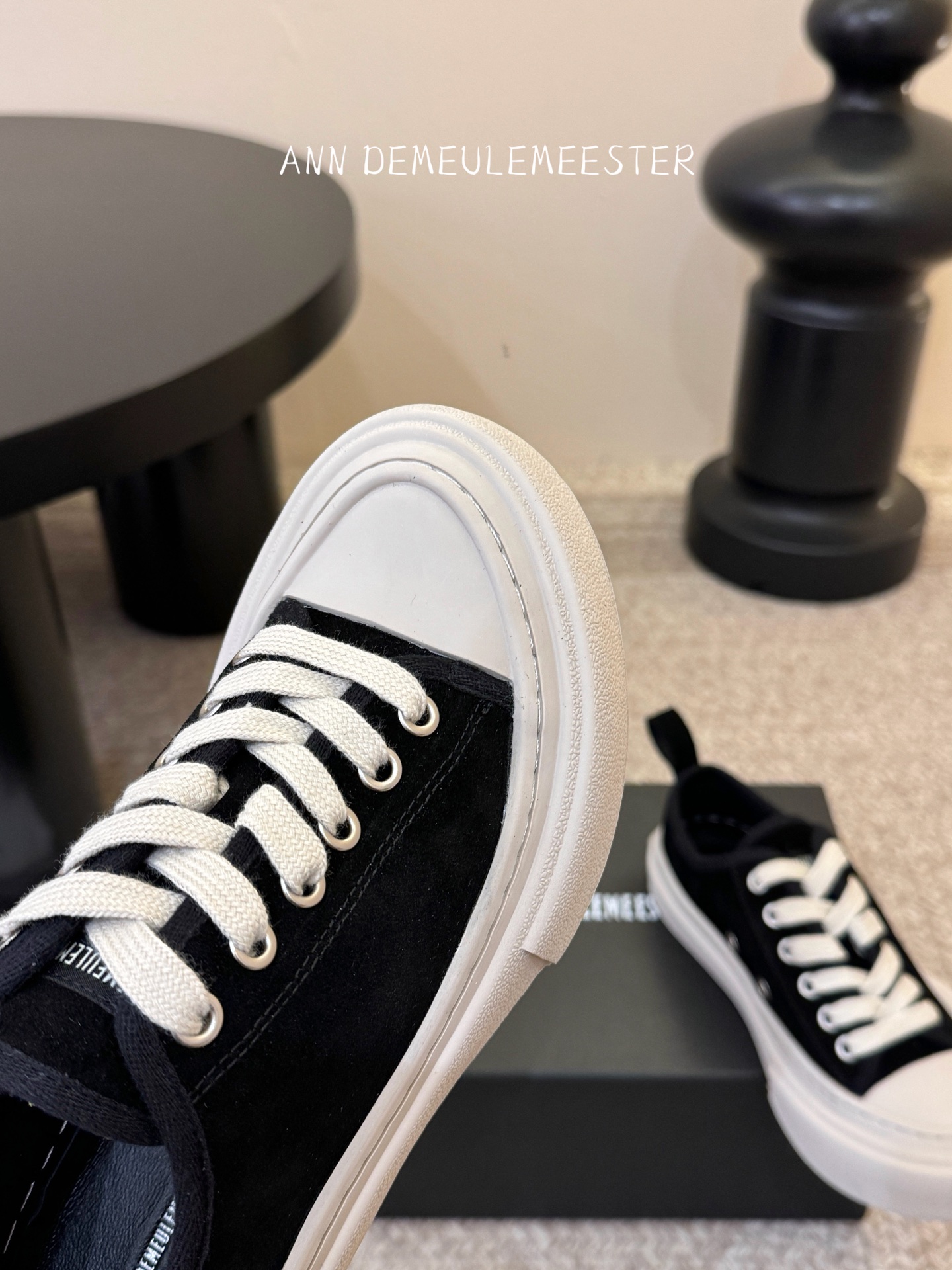 ANNDEMEULEMEESTE* 早春新款贝壳头帆布鞋这双厚底贝壳头帆布鞋，是无数明星、博主的日常穿搭