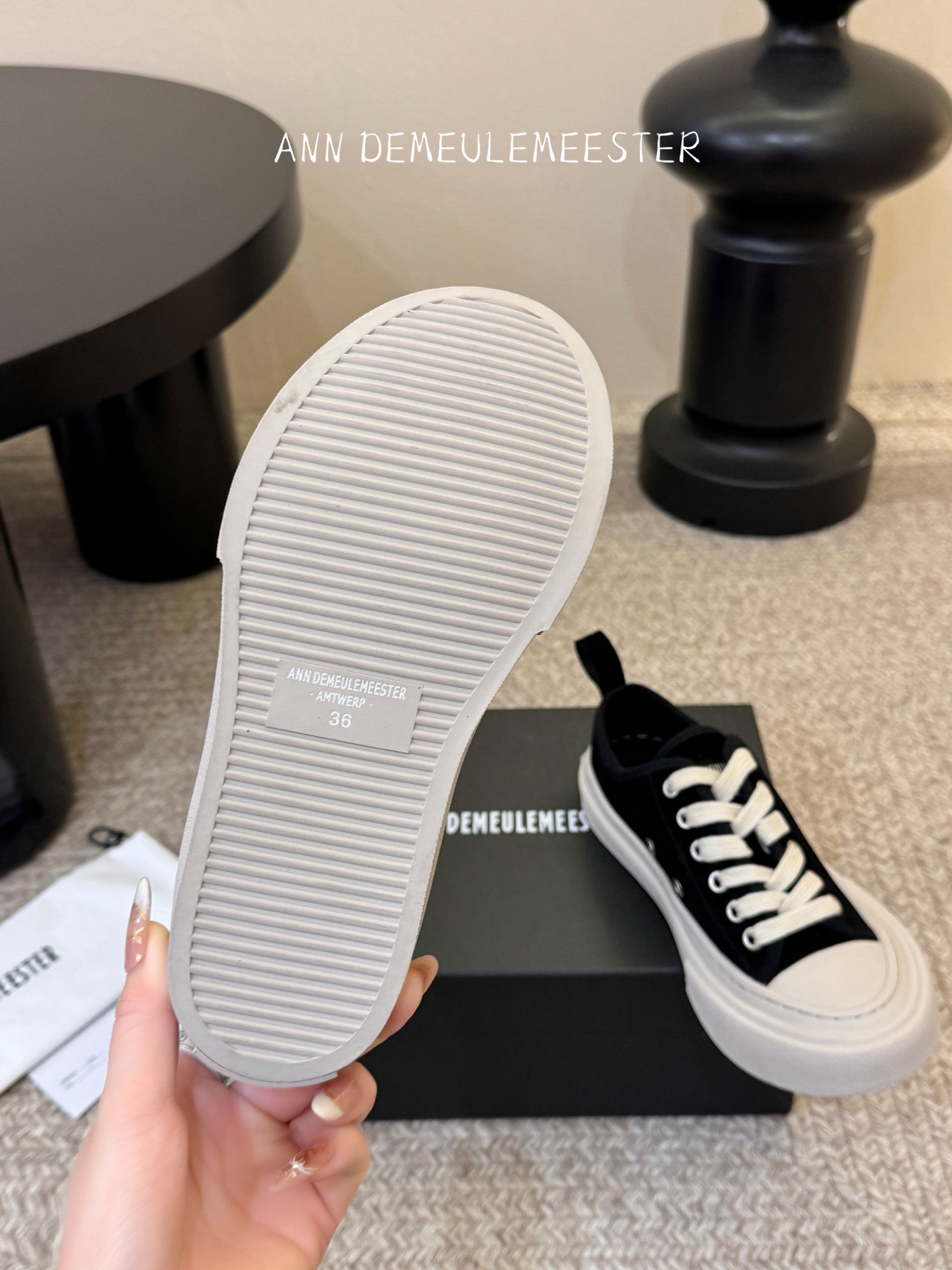 ANNDEMEULEMEESTE* 早春新款贝壳头帆布鞋这双厚底贝壳头帆布鞋，是无数明星、博主的日常穿搭