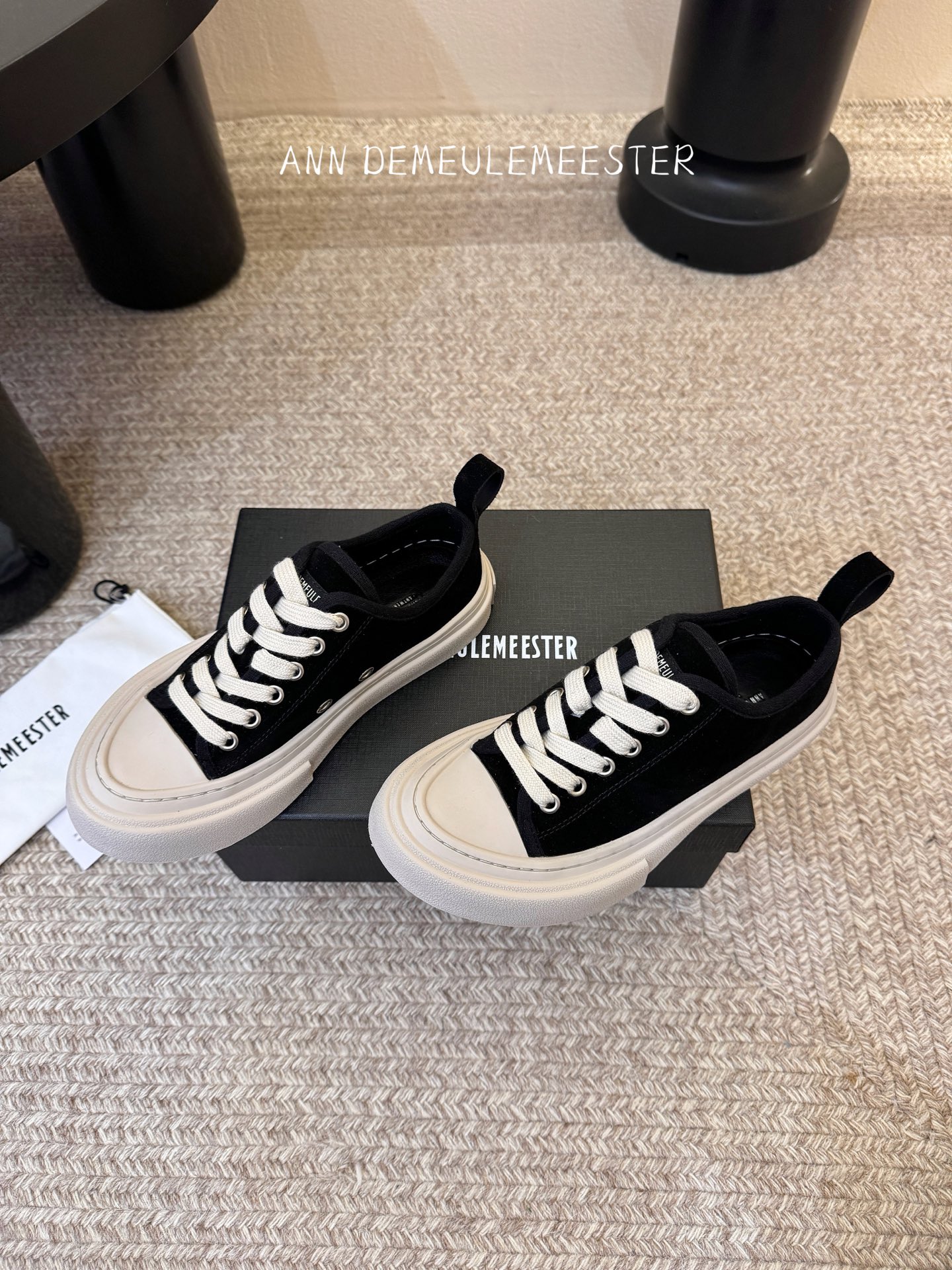 ANNDEMEULEMEESTE* 早春新款贝壳头帆布鞋这双厚底贝壳头帆布鞋，是无数明星、博主的日常穿搭