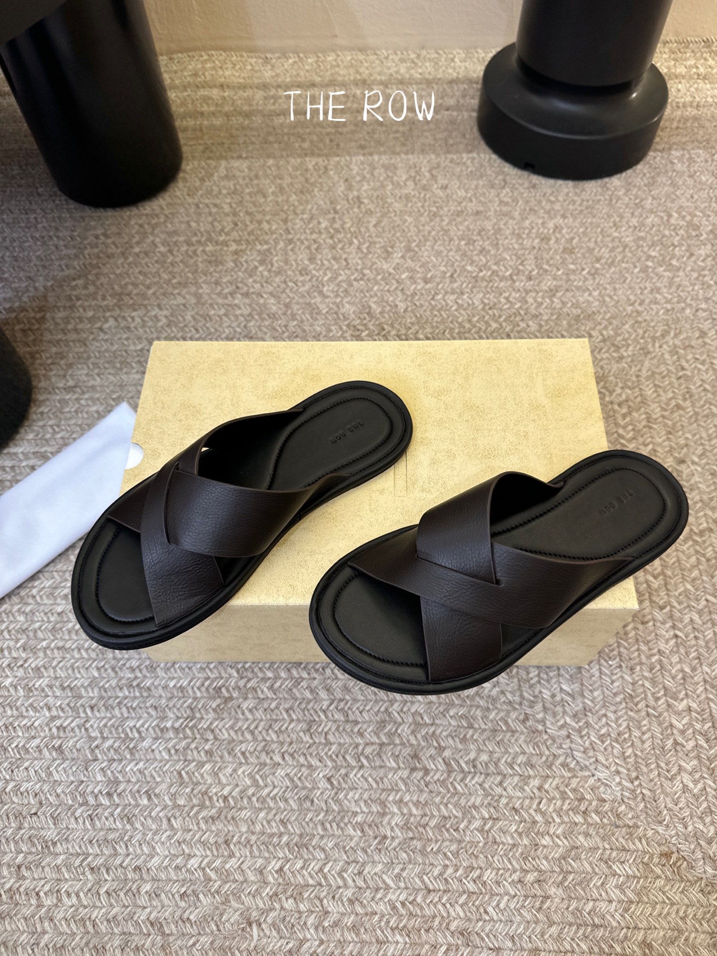 THE ROW 26春夏新款简易沙滩拖鞋 近两年最火之一的品牌，几乎博主人手一双！夏日的季节就要到了，推