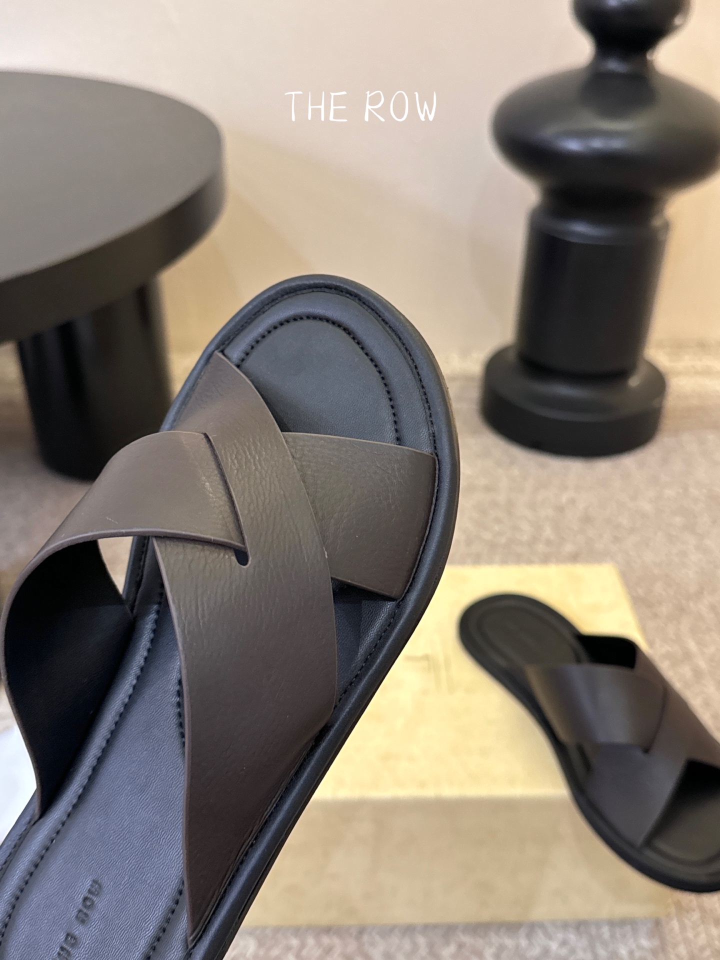 THE ROW 26春夏新款简易沙滩拖鞋 近两年最火之一的品牌，几乎博主人手一双！夏日的季节就要到了，推