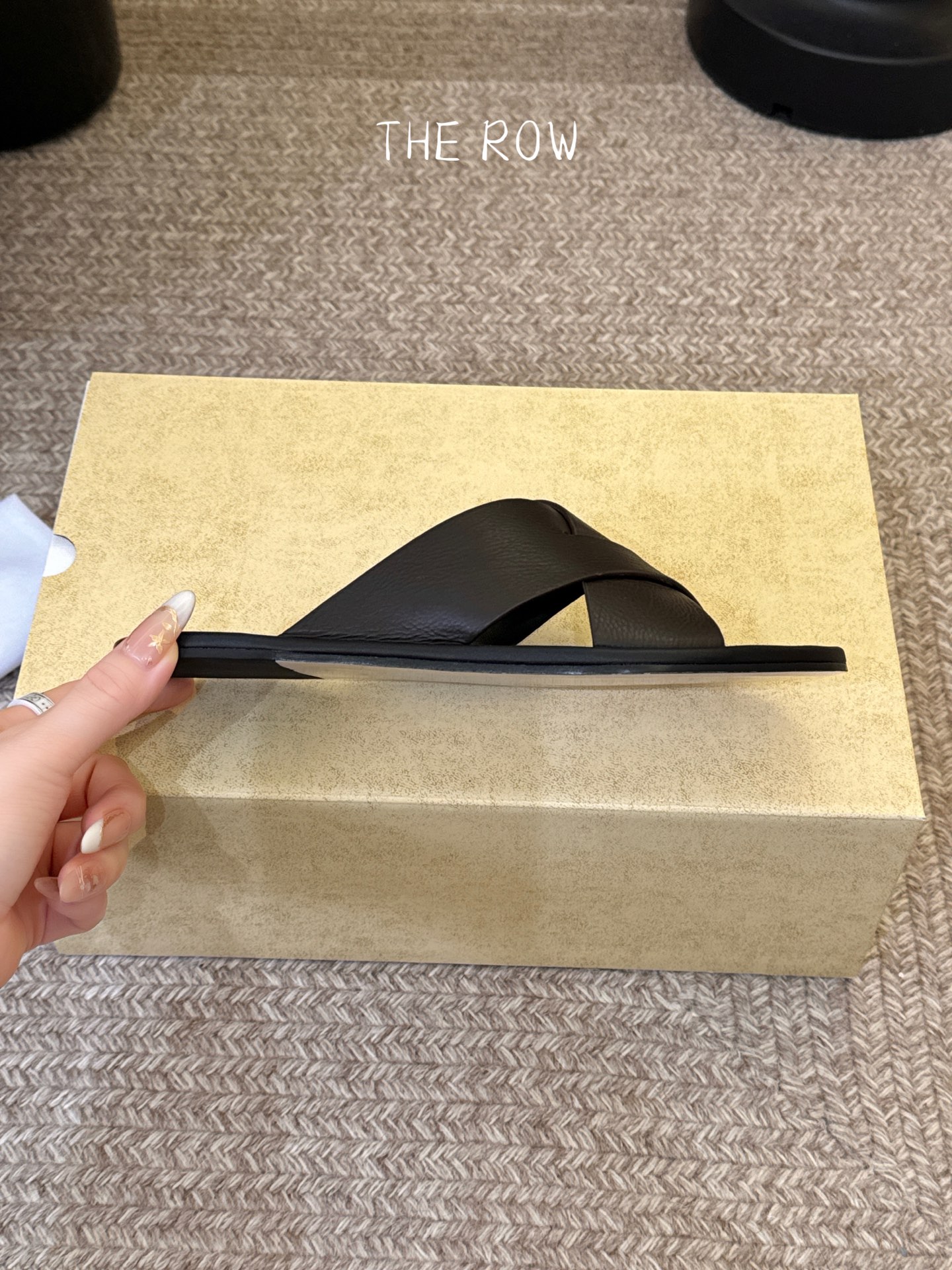THE ROW 26春夏新款简易沙滩拖鞋 近两年最火之一的品牌，几乎博主人手一双！夏日的季节就要到了，推