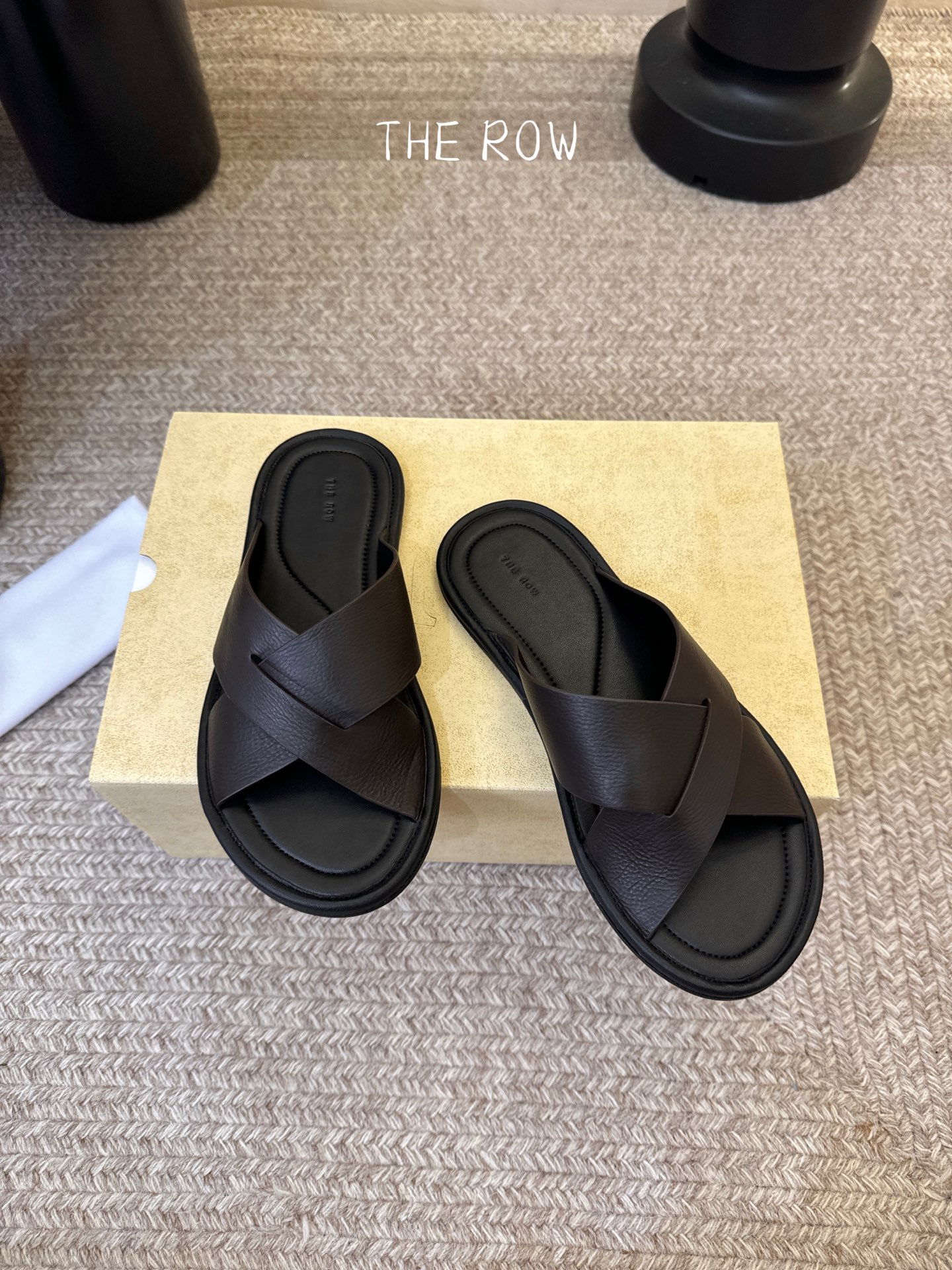 THE ROW 26春夏新款简易沙滩拖鞋 近两年最火之一的品牌，几乎博主人手一双！夏日的季节就要到了，推