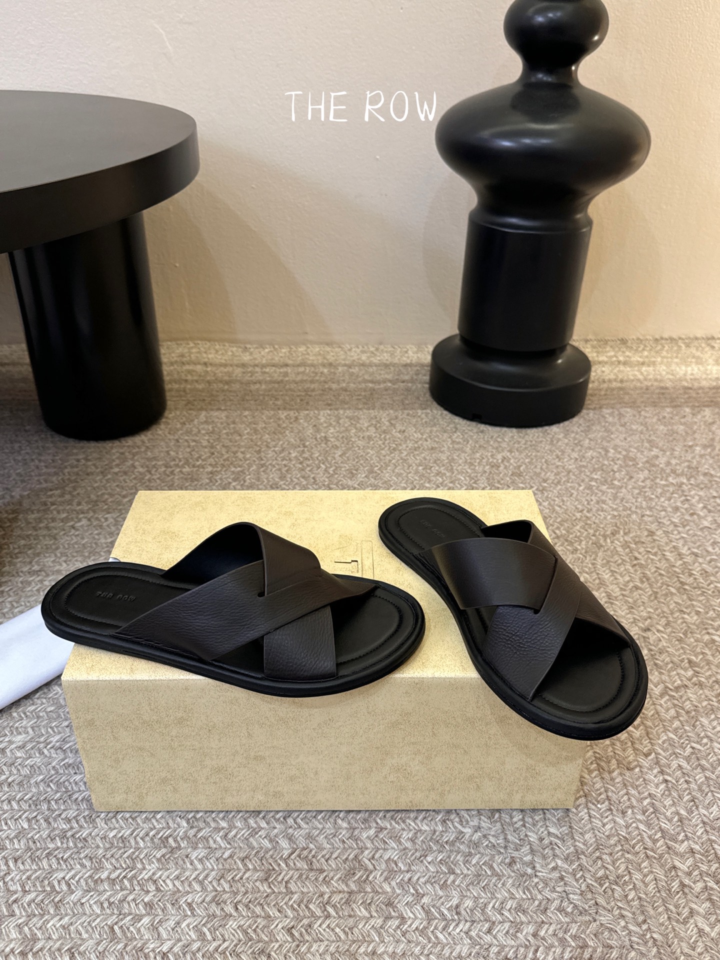 THE ROW 26春夏新款简易沙滩拖鞋 近两年最火之一的品牌，几乎博主人手一双！夏日的季节就要到了，推