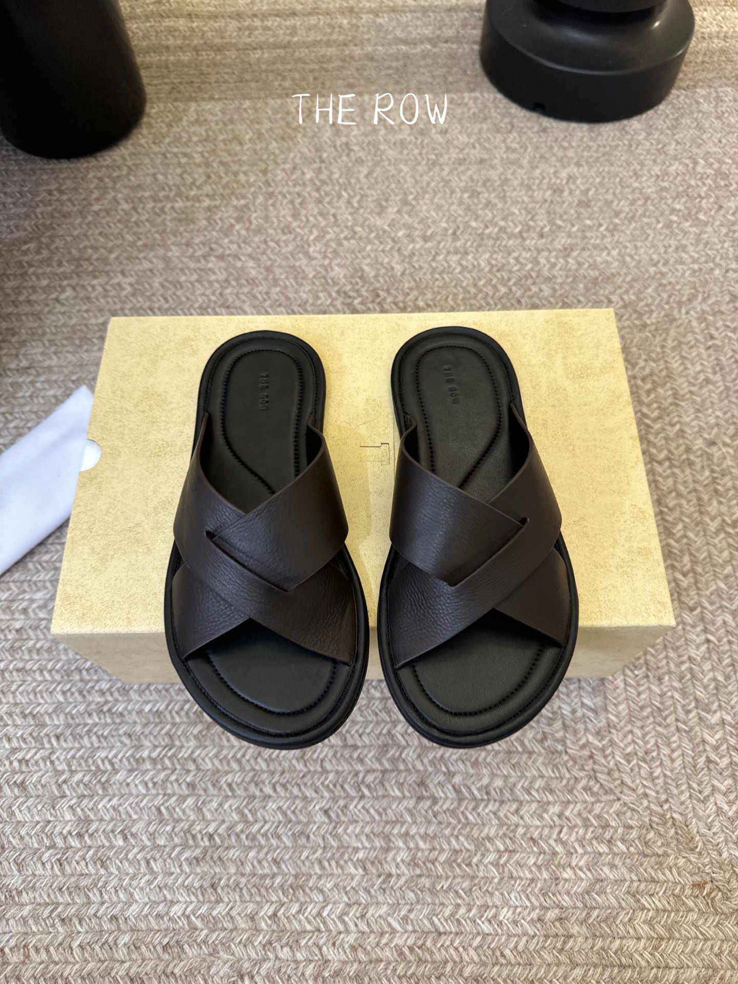 THE ROW 26春夏新款简易沙滩拖鞋 近两年最火之一的品牌，几乎博主人手一双！夏日的季节就要到了，推
