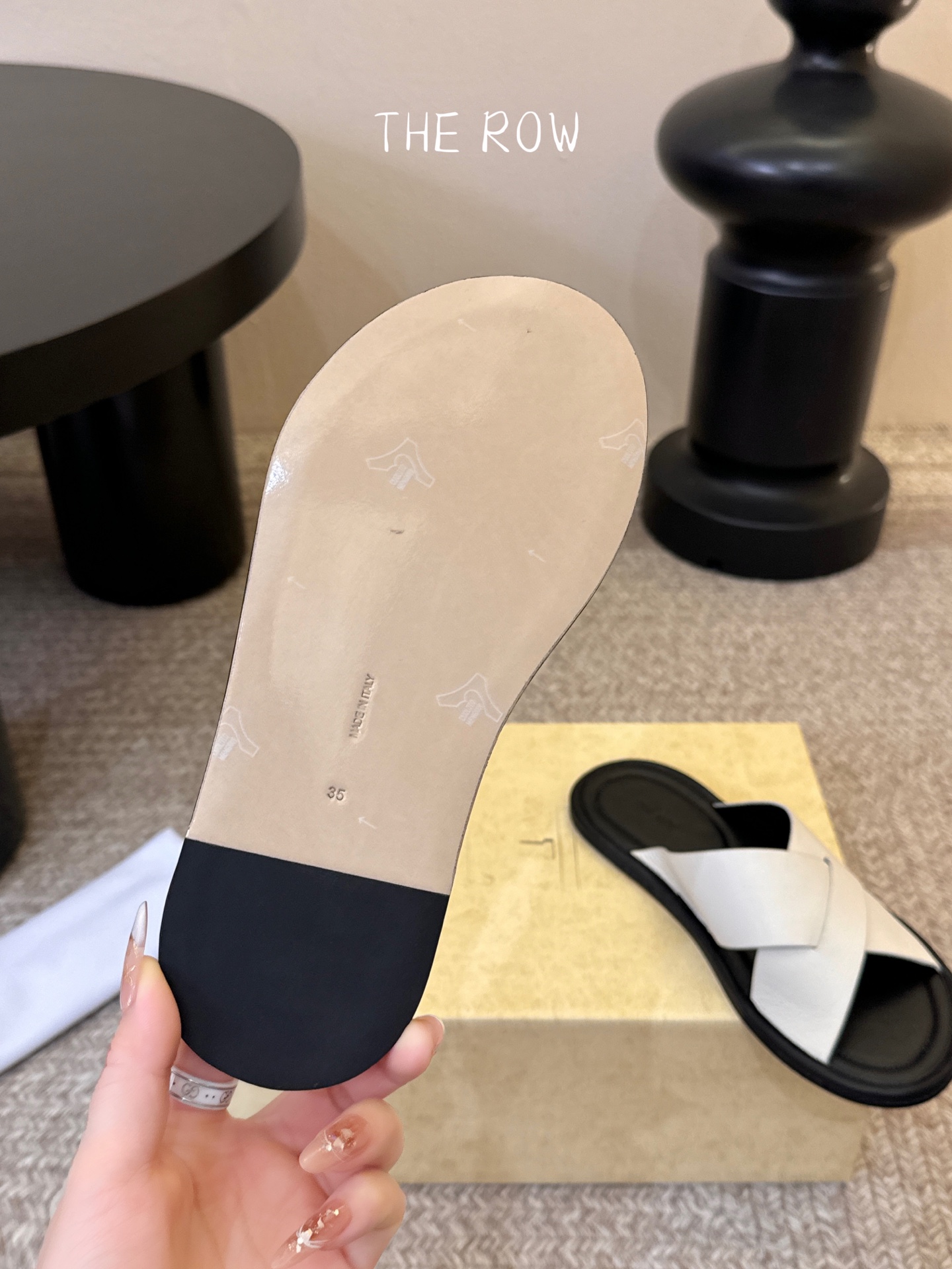 THE ROW 26春夏新款简易沙滩拖鞋 近两年最火之一的品牌，几乎博主人手一双！夏日的季节就要到了，推