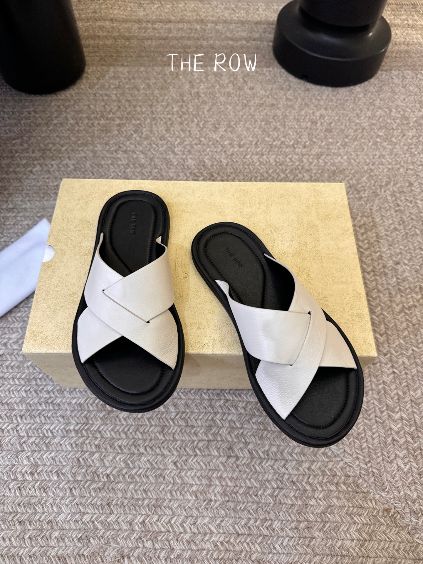 THE ROW 26春夏新款简易沙滩拖鞋 近两年最火之一的品牌，几乎博主人手一双！夏日的季节就要到了，推