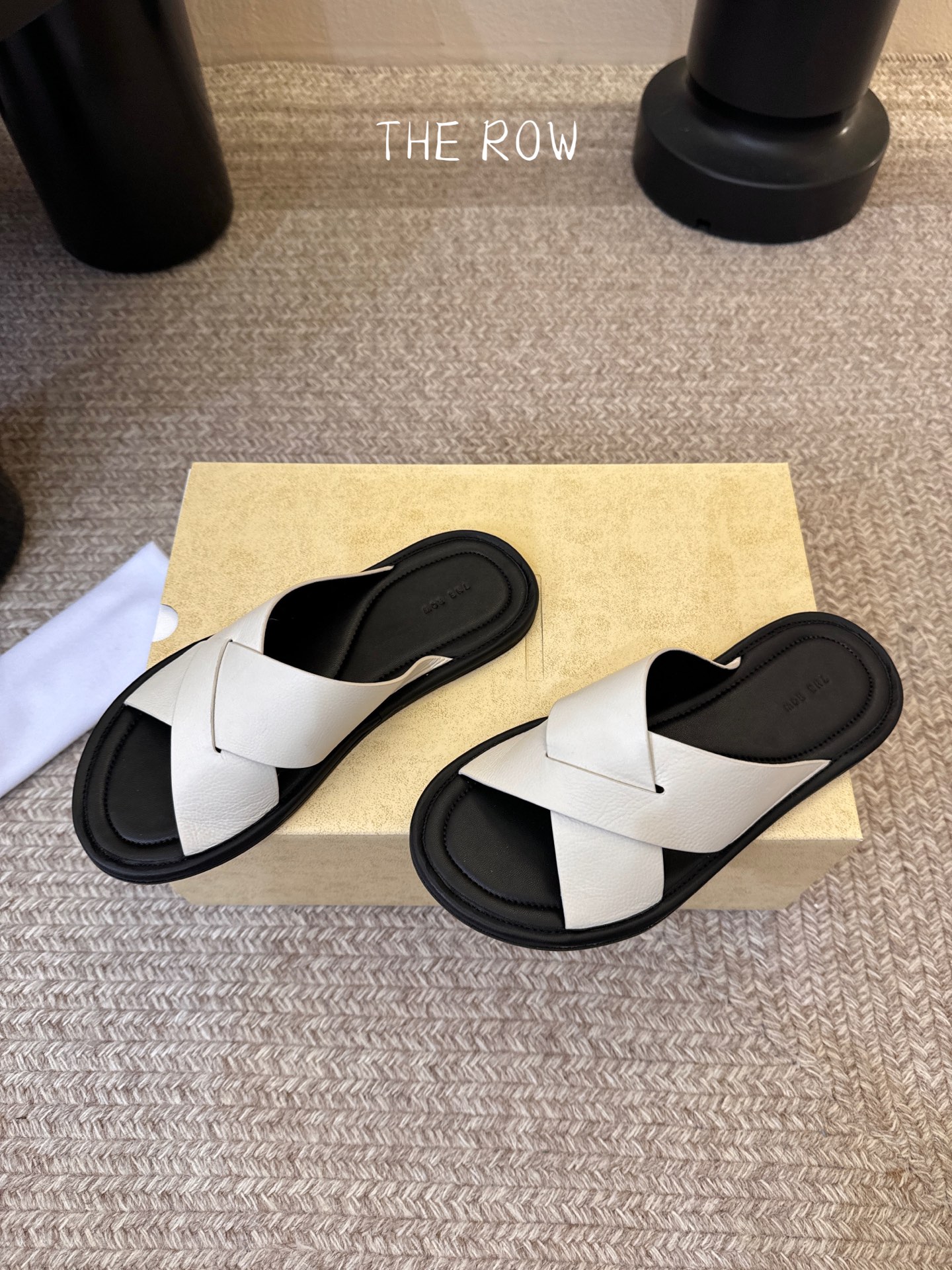 THE ROW 26春夏新款简易沙滩拖鞋 近两年最火之一的品牌，几乎博主人手一双！夏日的季节就要到了，推