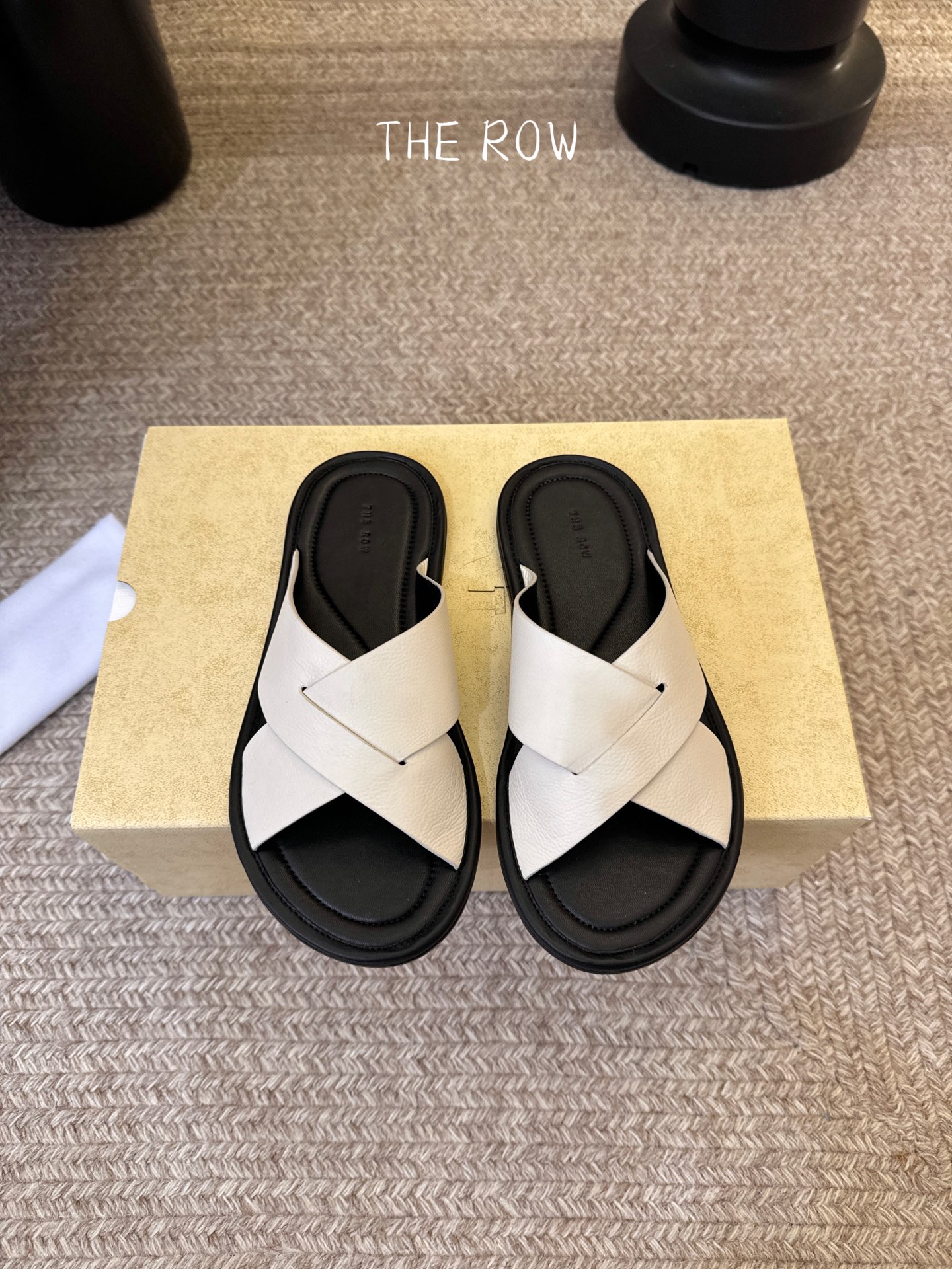 THE ROW 26春夏新款简易沙滩拖鞋 近两年最火之一的品牌，几乎博主人手一双！夏日的季节就要到了，推