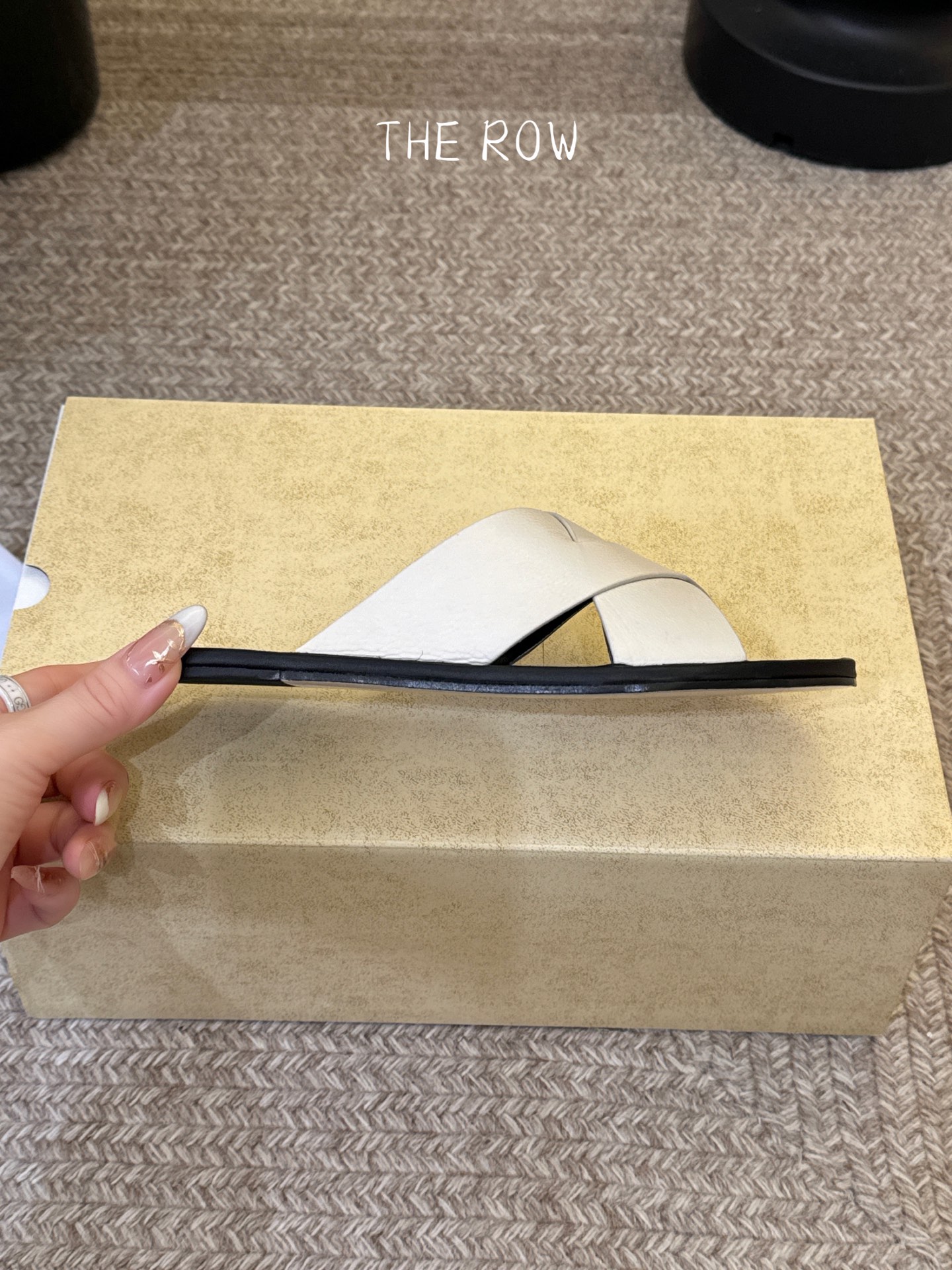 THE ROW 26春夏新款简易沙滩拖鞋 近两年最火之一的品牌，几乎博主人手一双！夏日的季节就要到了，推