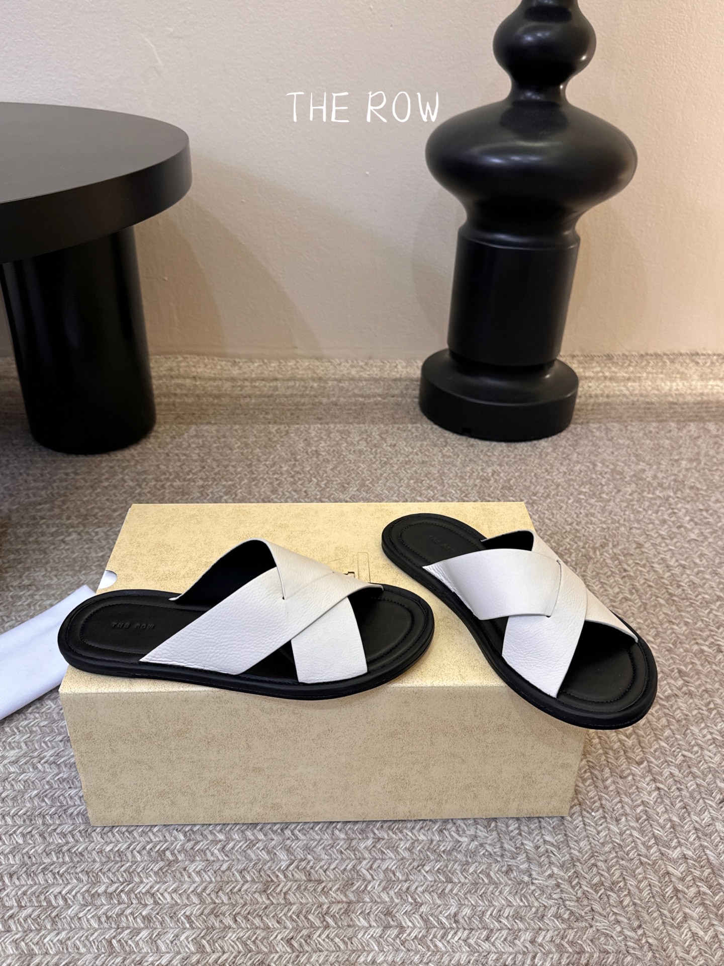 THE ROW 26春夏新款简易沙滩拖鞋 近两年最火之一的品牌，几乎博主人手一双！夏日的季节就要到了，推
