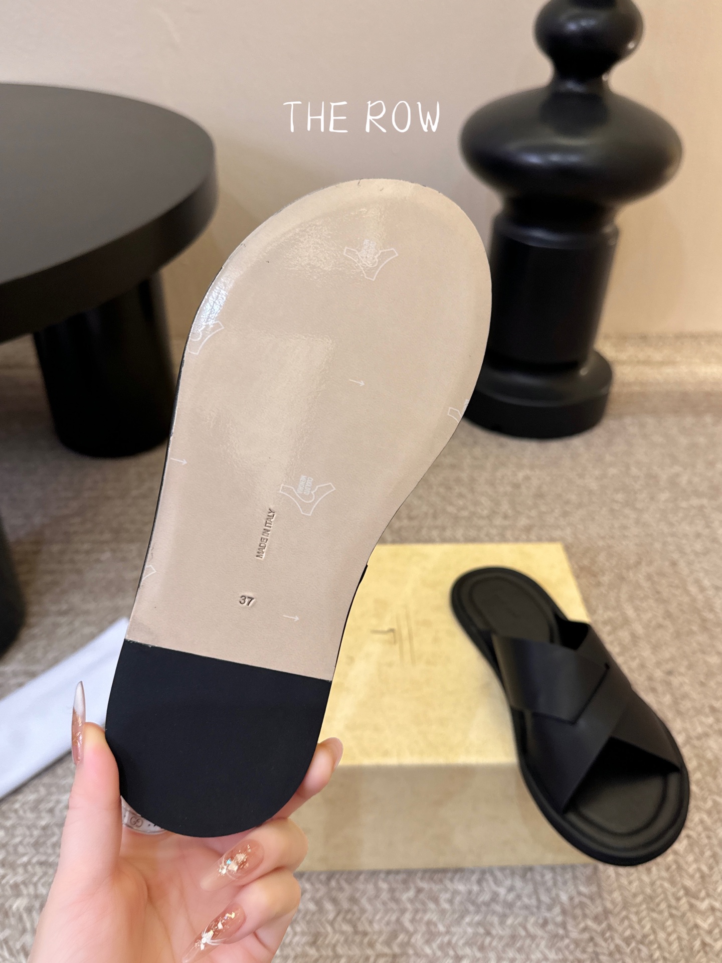 THE ROW 26春夏新款简易沙滩拖鞋 近两年最火之一的品牌，几乎博主人手一双！夏日的季节就要到了，推