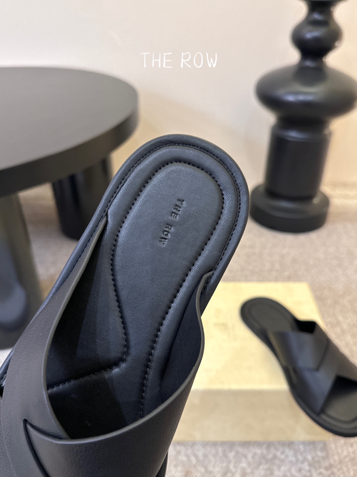 THE ROW 26春夏新款简易沙滩拖鞋 近两年最火之一的品牌，几乎博主人手一双！夏日的季节就要到了，推