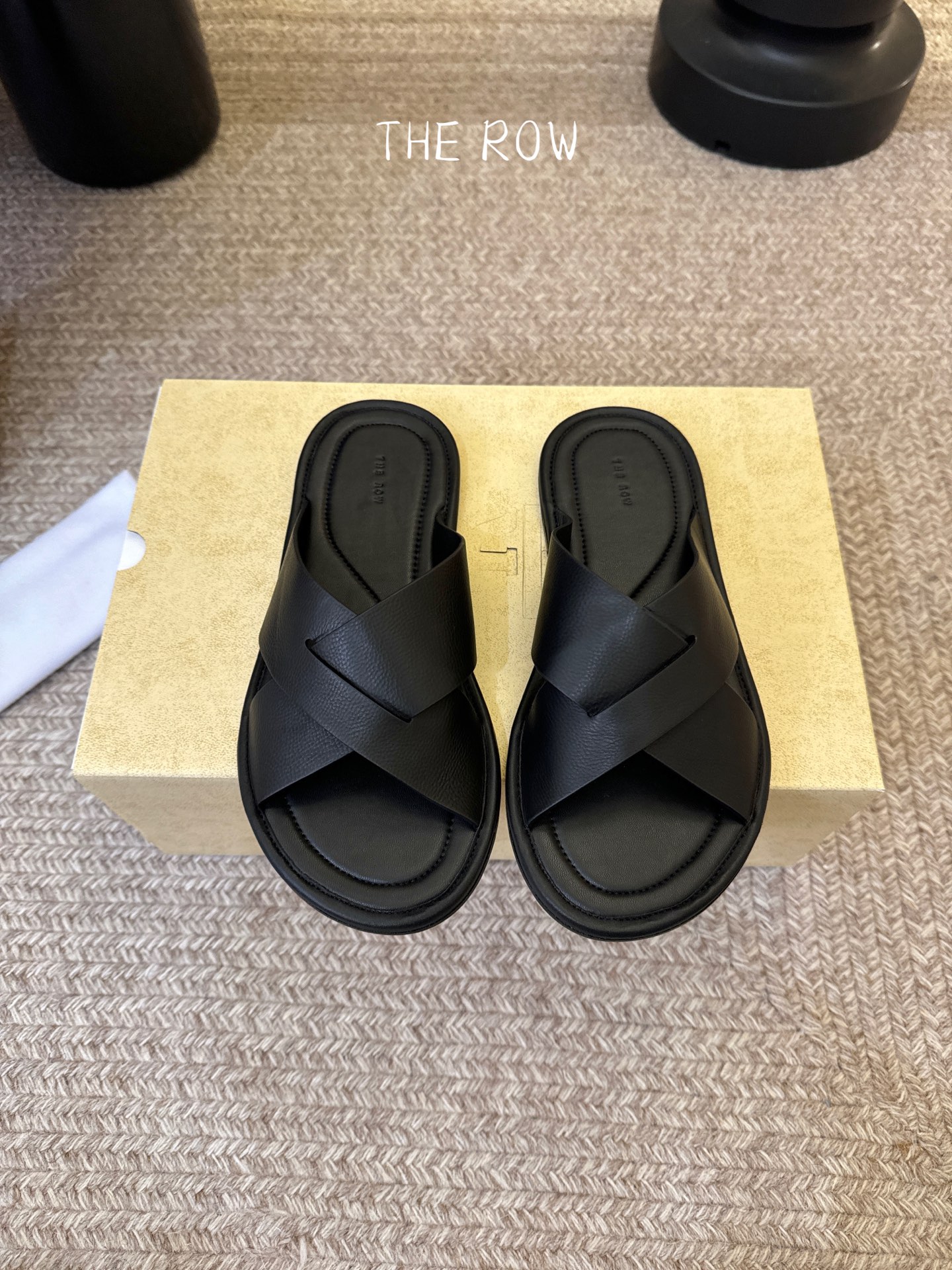 THE ROW 26春夏新款简易沙滩拖鞋 近两年最火之一的品牌，几乎博主人手一双！夏日的季节就要到了，推