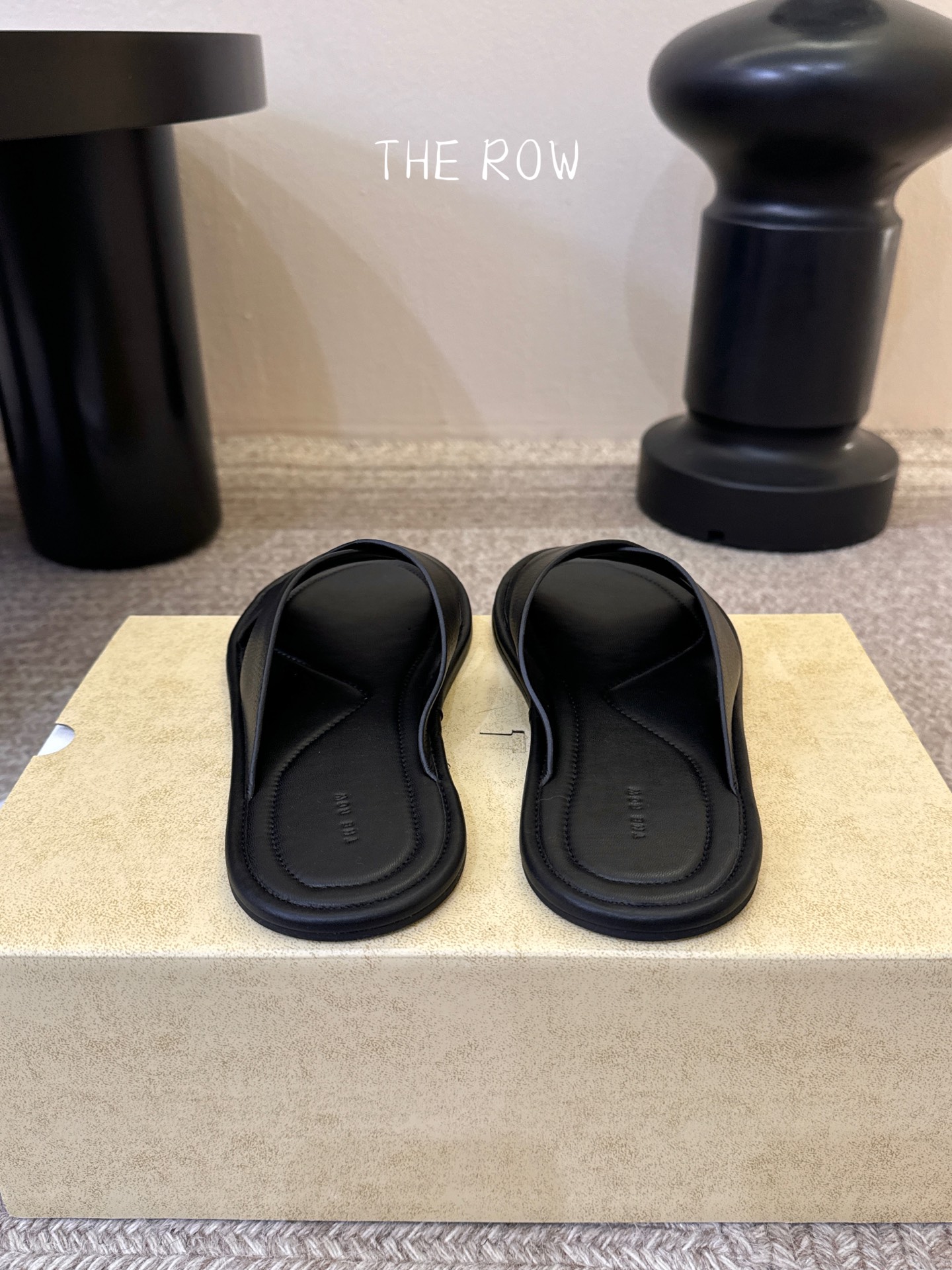 THE ROW 26春夏新款简易沙滩拖鞋 近两年最火之一的品牌，几乎博主人手一双！夏日的季节就要到了，推