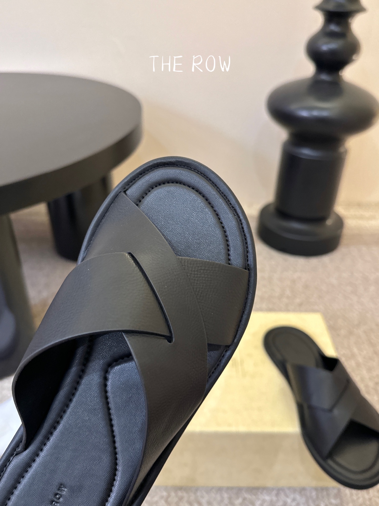 THE ROW 26春夏新款简易沙滩拖鞋 近两年最火之一的品牌，几乎博主人手一双！夏日的季节就要到了，推