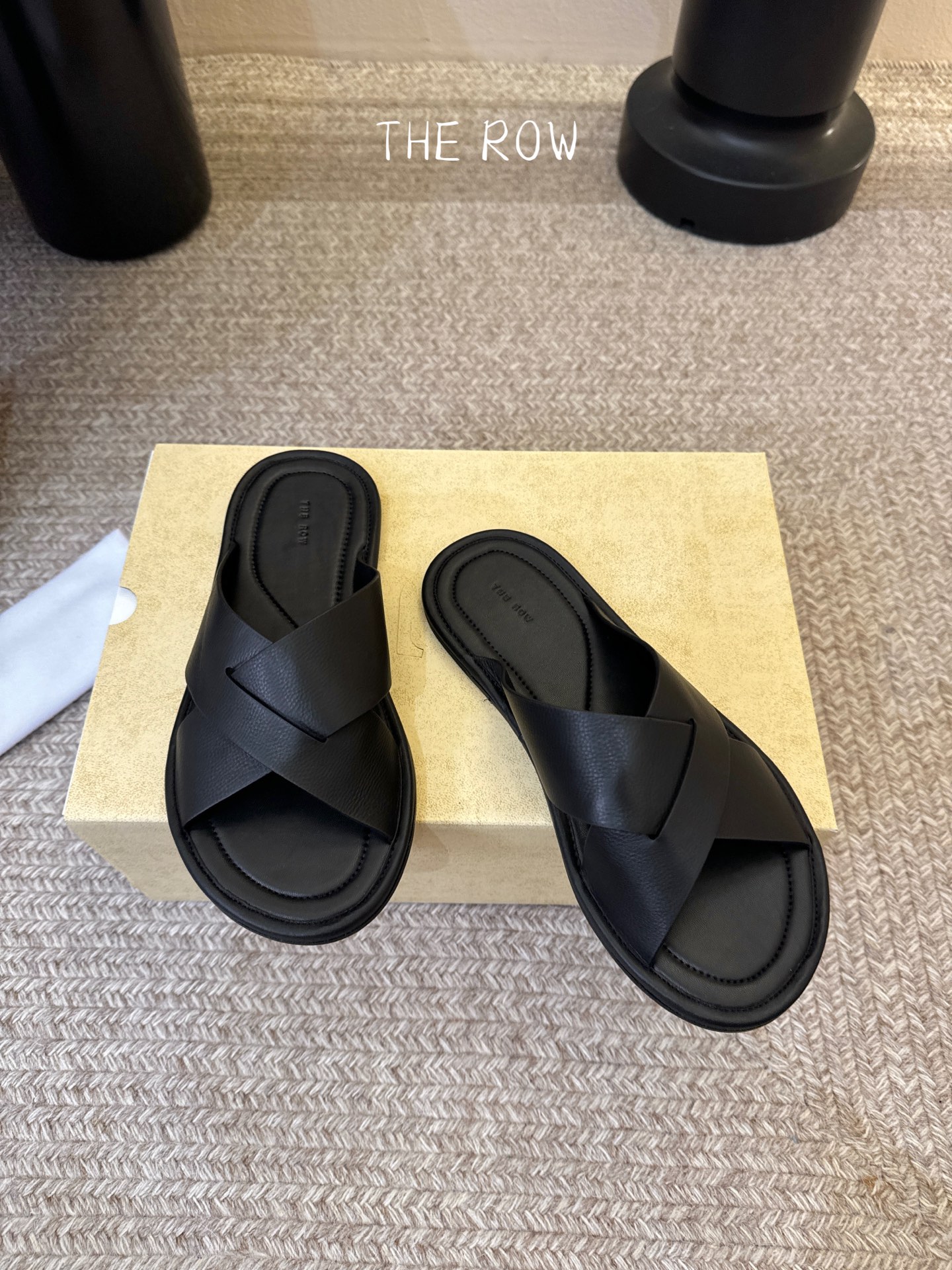 THE ROW 26春夏新款简易沙滩拖鞋 近两年最火之一的品牌，几乎博主人手一双！夏日的季节就要到了，推