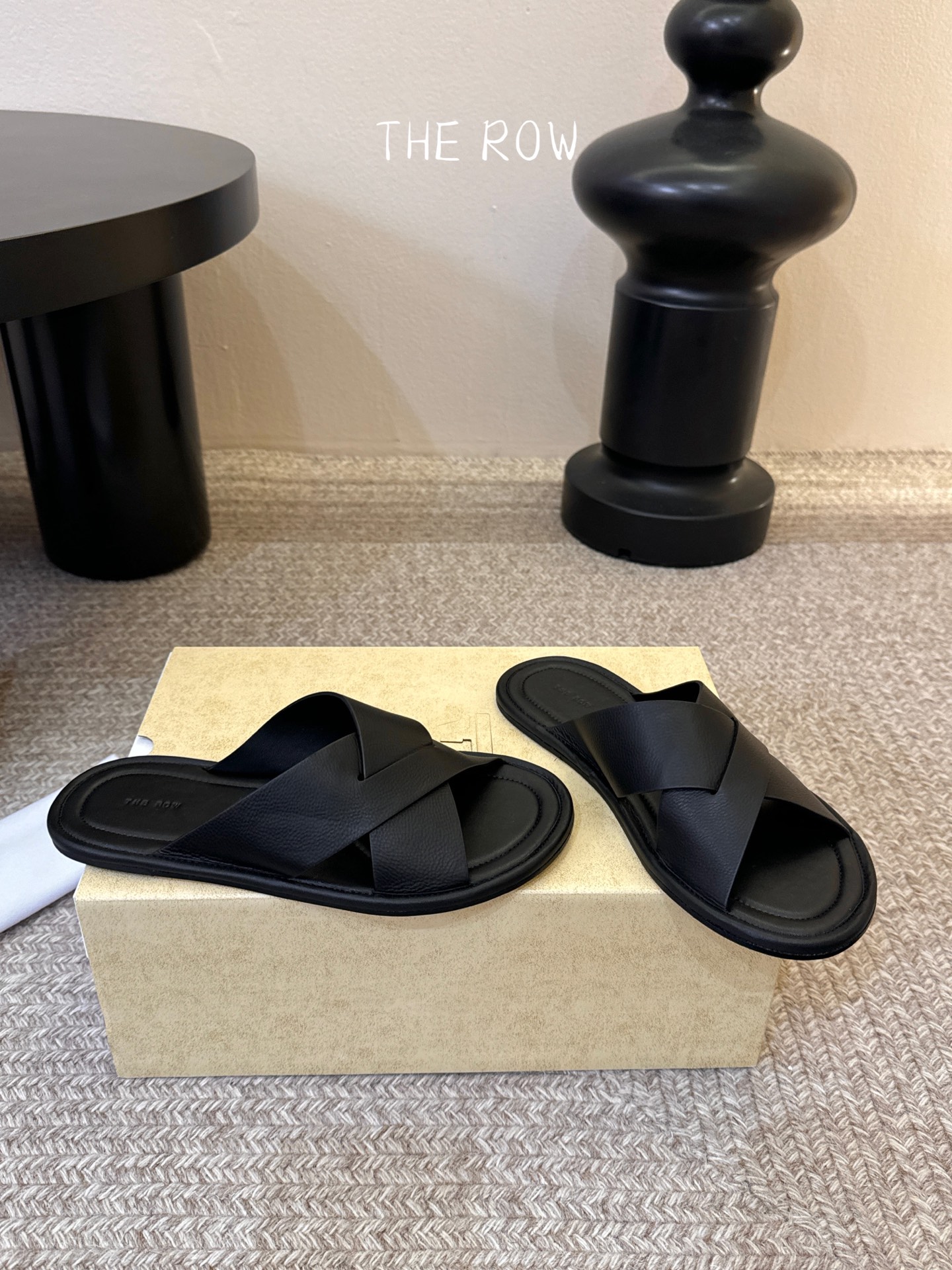 THE ROW 26春夏新款简易沙滩拖鞋 近两年最火之一的品牌，几乎博主人手一双！夏日的季节就要到了，推