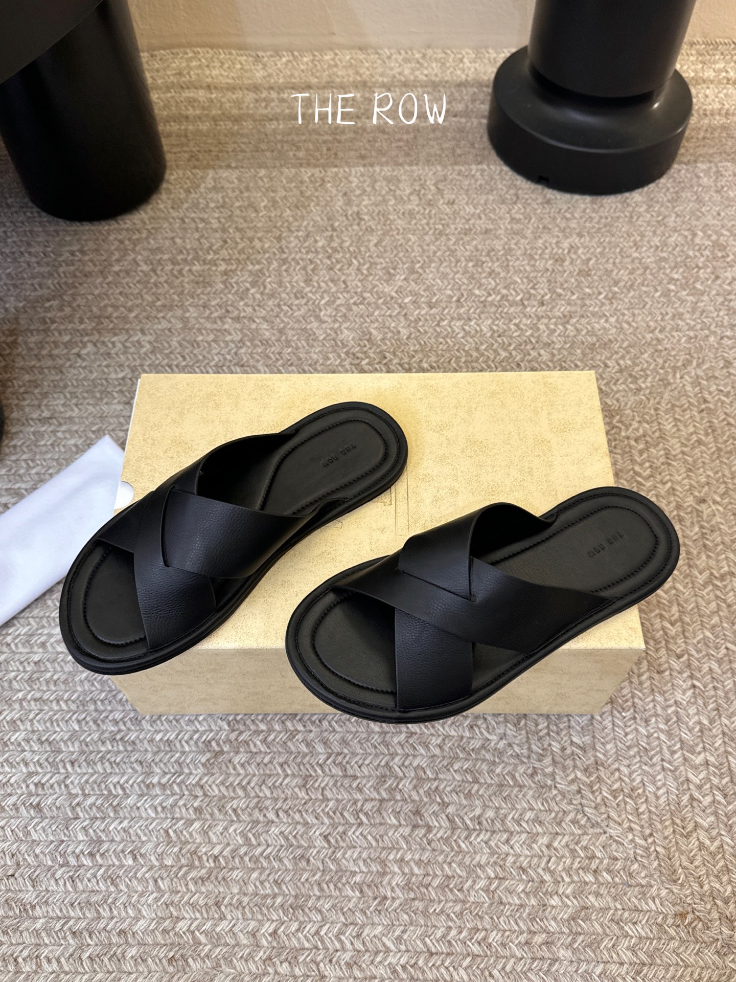 THE ROW 26春夏新款简易沙滩拖鞋 近两年最火之一的品牌，几乎博主人手一双！夏日的季节就要到了，推
