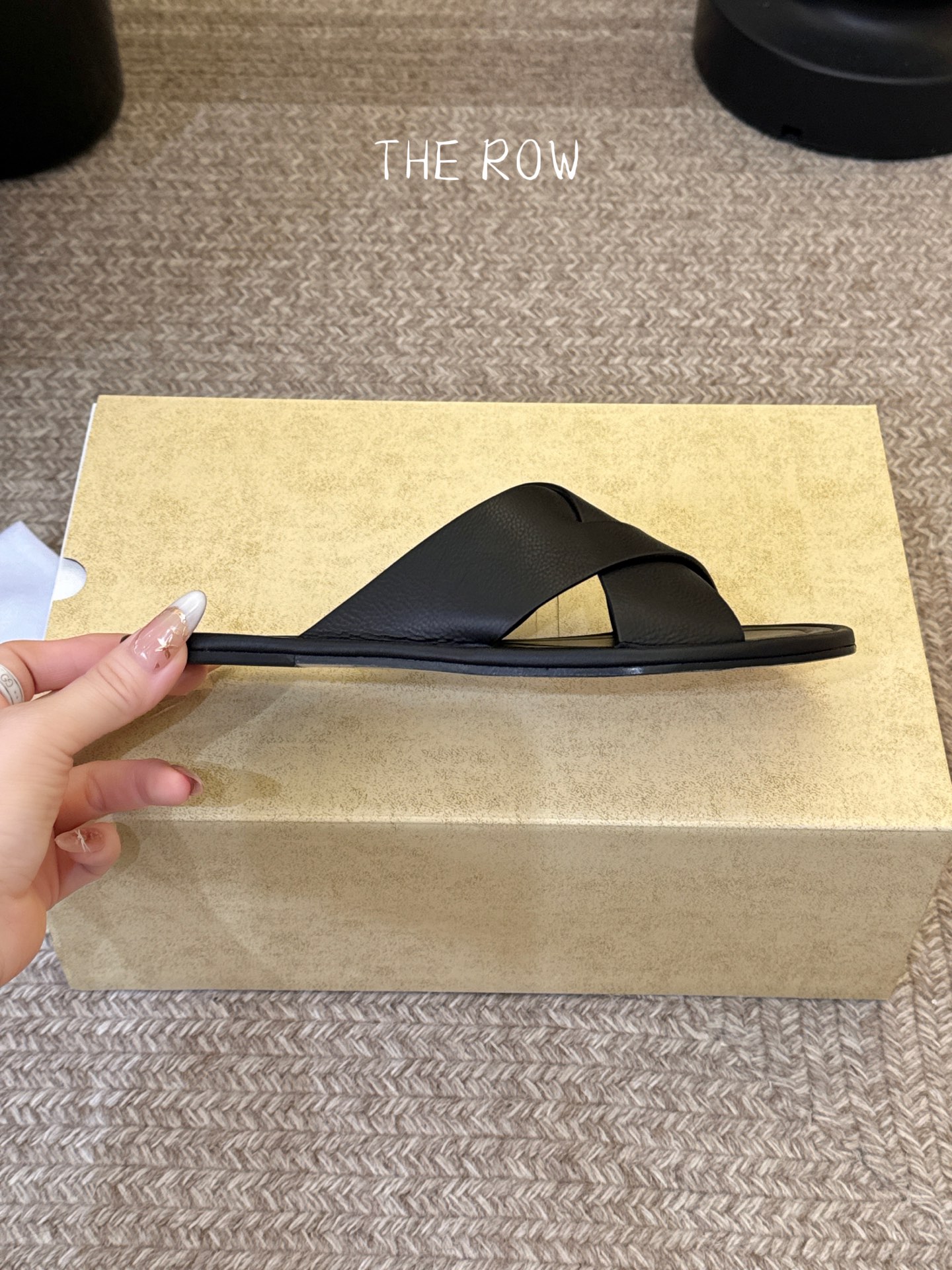 THE ROW 26春夏新款简易沙滩拖鞋 近两年最火之一的品牌，几乎博主人手一双！夏日的季节就要到了，推