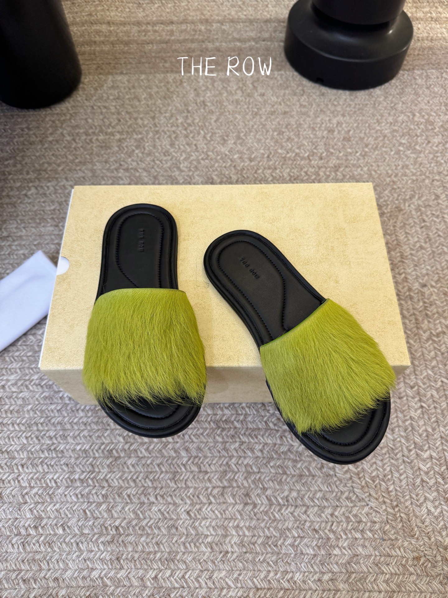 THE ROW 26春夏新款简易沙滩拖鞋 近两年最火之一的品牌，几乎博主人手一双！夏日的季节就要到了，推