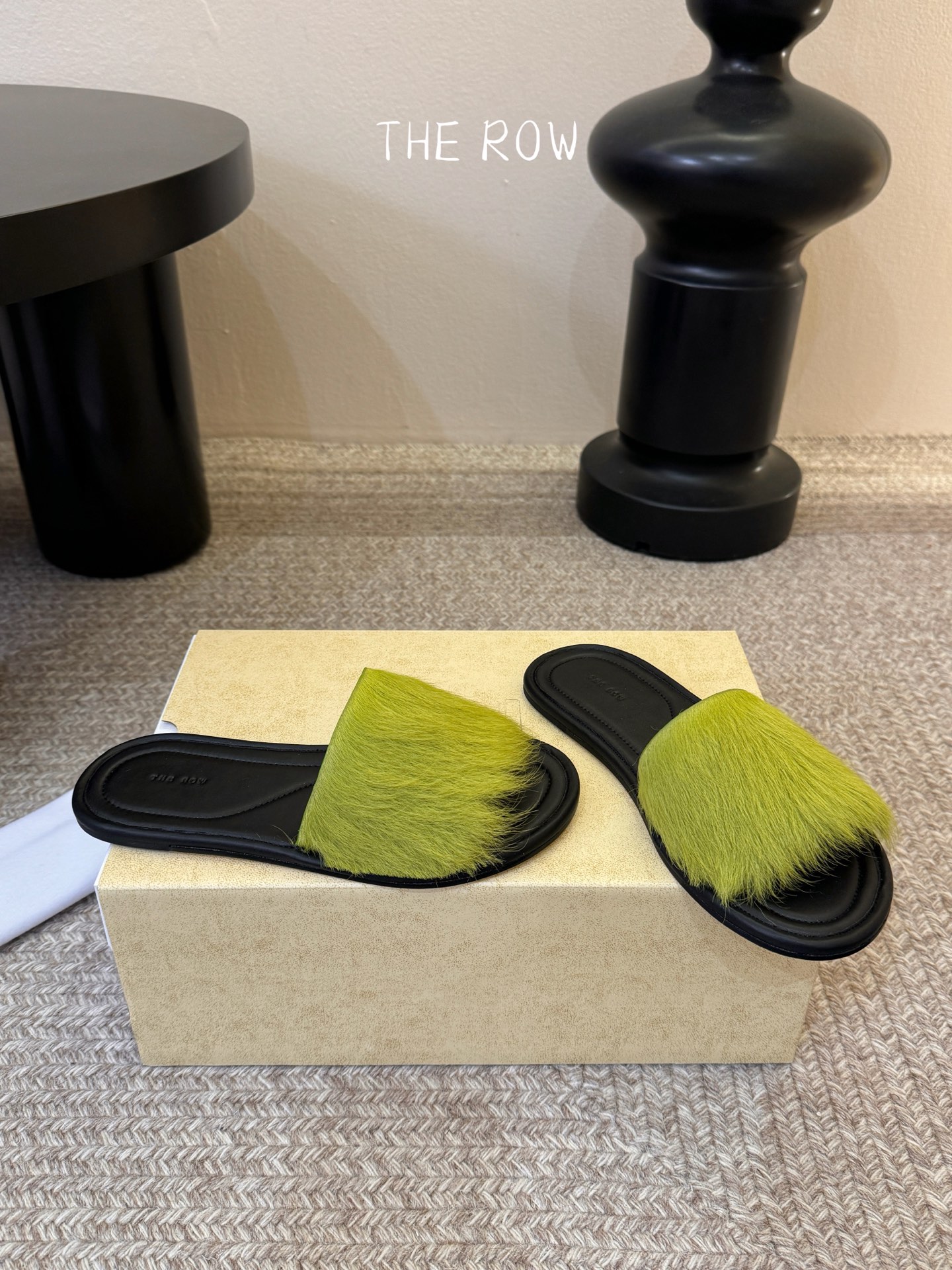 THE ROW 26春夏新款简易沙滩拖鞋 近两年最火之一的品牌，几乎博主人手一双！夏日的季节就要到了，推