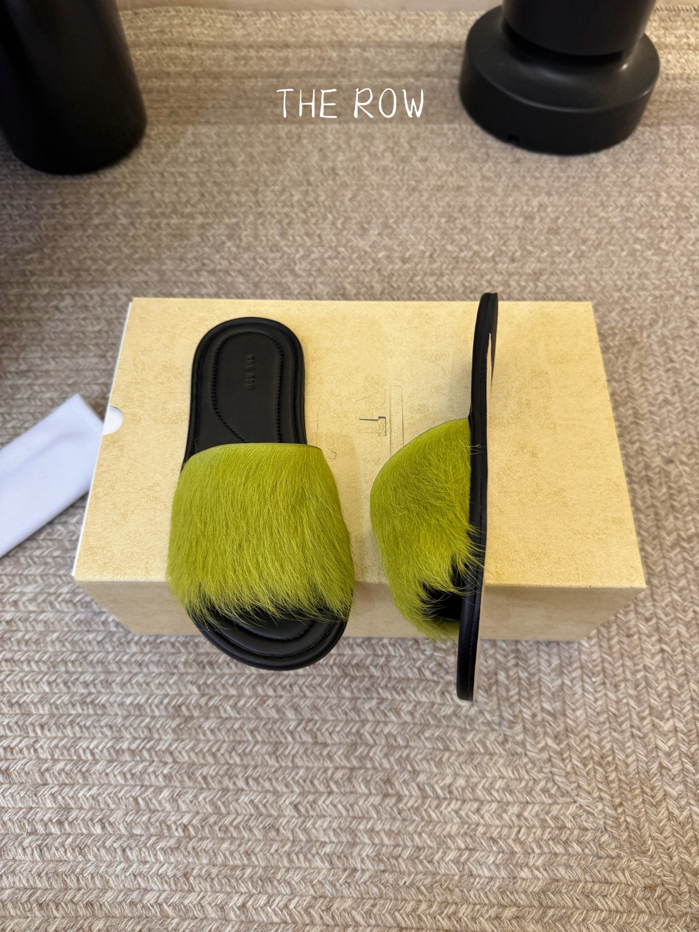 THE ROW 26春夏新款简易沙滩拖鞋 近两年最火之一的品牌，几乎博主人手一双！夏日的季节就要到了，推