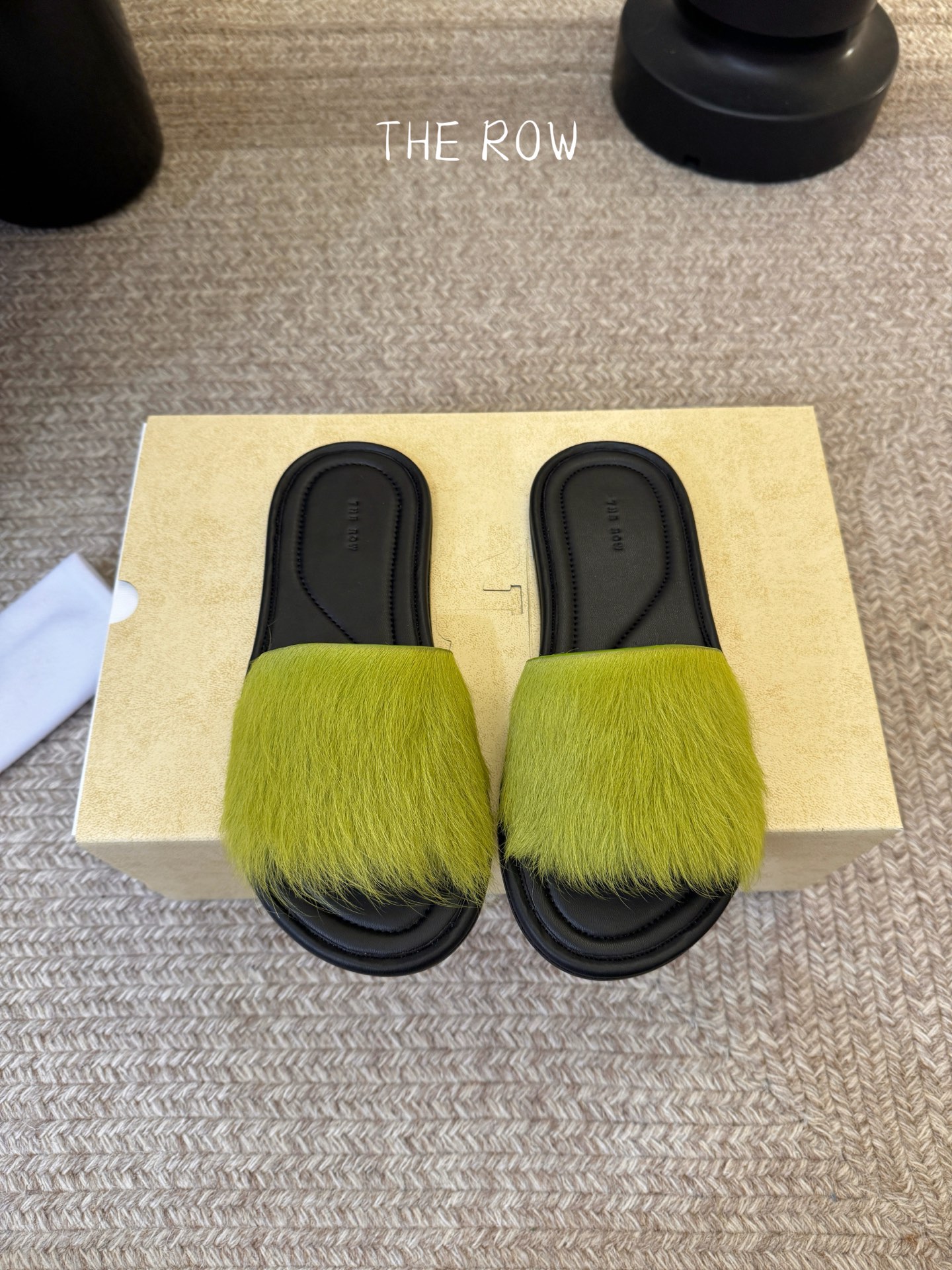 THE ROW 26春夏新款简易沙滩拖鞋 近两年最火之一的品牌，几乎博主人手一双！夏日的季节就要到了，推