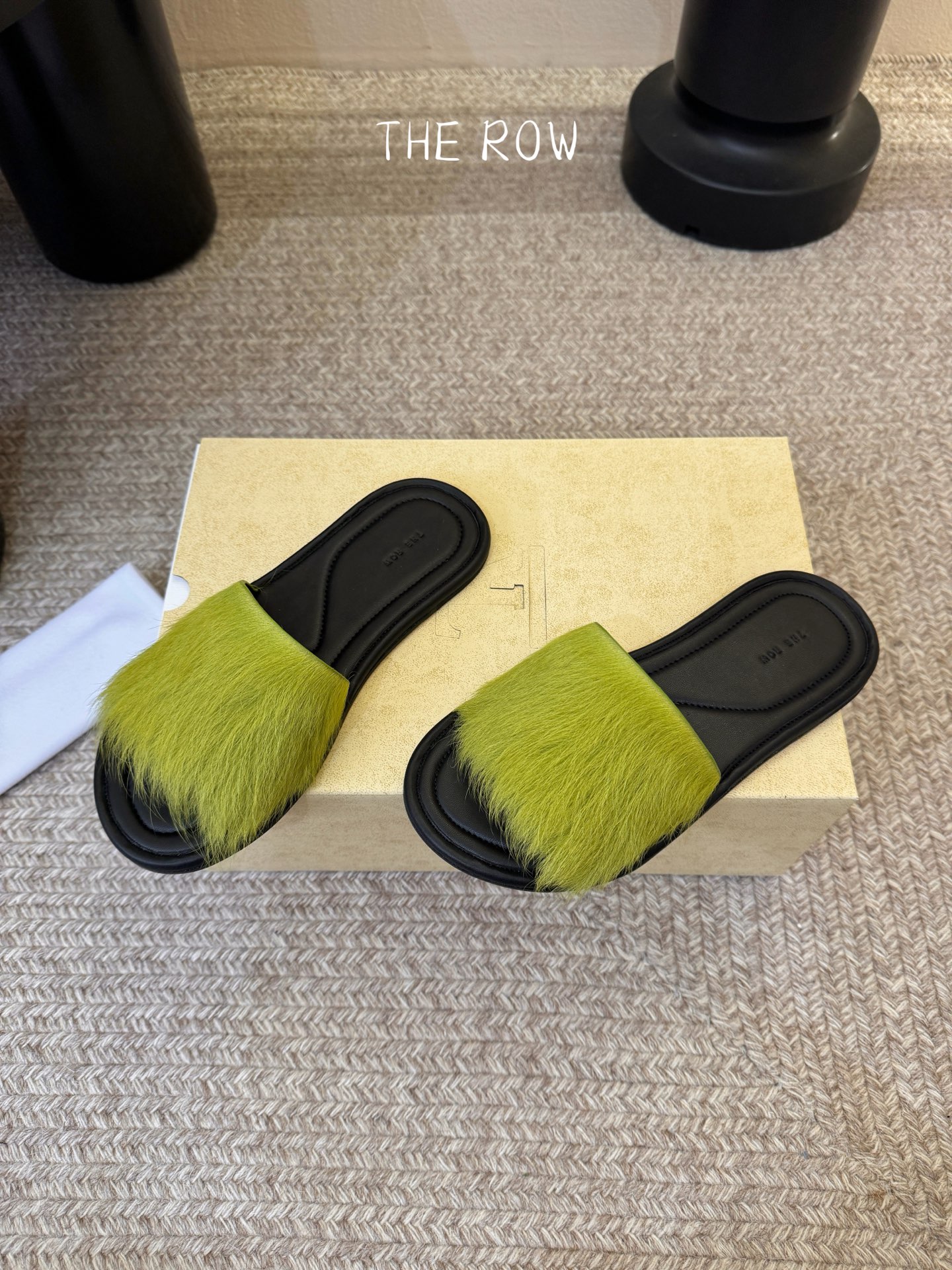 THE ROW 26春夏新款简易沙滩拖鞋 近两年最火之一的品牌，几乎博主人手一双！夏日的季节就要到了，推