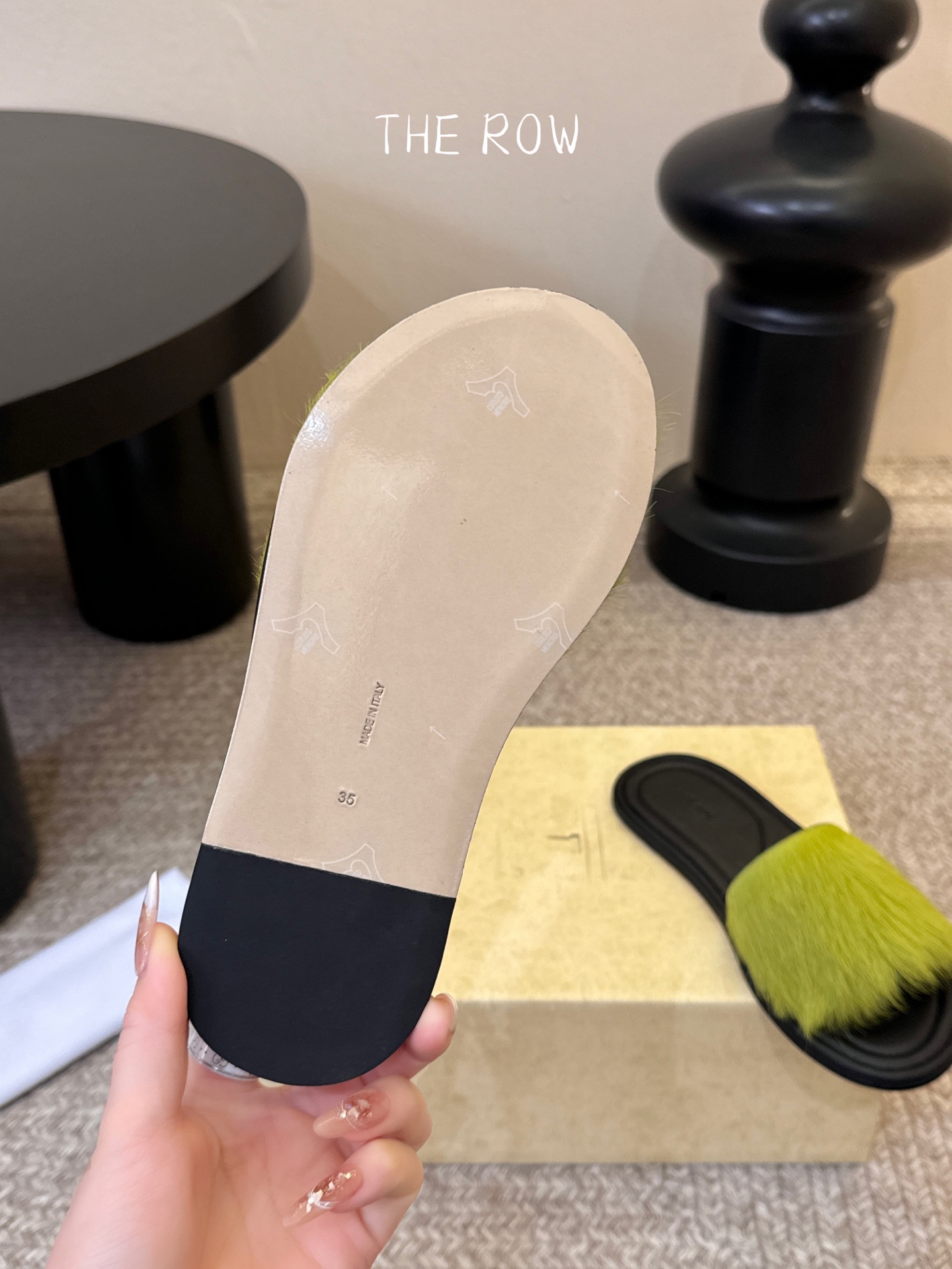 THE ROW 26春夏新款简易沙滩拖鞋 近两年最火之一的品牌，几乎博主人手一双！夏日的季节就要到了，推