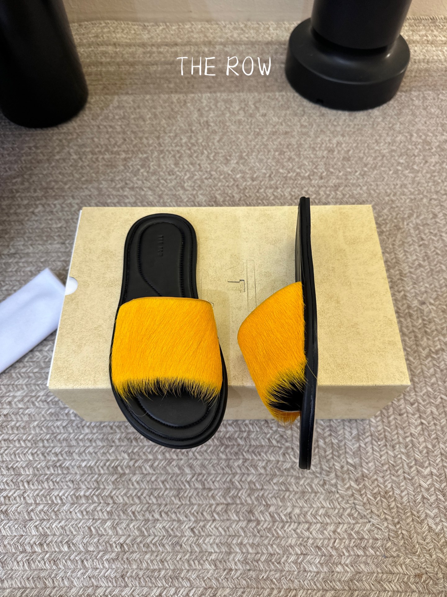 THE ROW 26春夏新款简易沙滩拖鞋 近两年最火之一的品牌，几乎博主人手一双！夏日的季节就要到了，推